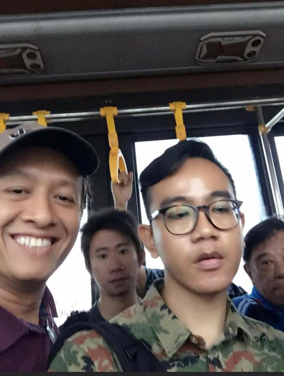 henrysubiakto's tweet photo. DULU SAYA SIMPATI KE GIBRAN

Saya kenal pak Jokowi sebelum beliau jadi presiden. Saya kagum dengan penampilannya yg sederhana. Halus tutur katanya, dan nampak kelihatan sabar. Pak Jokowi itu berbeda dengan elit politik lain. Dia bukan keturunan ningrat. Bukan keluarga pejabat. Dia hanya berasal dari rakyat biasa, seperti kebanyakan kita.

Itulah kekuatan Jokowi yang membuat jadi sosok yg menarik simpati. Jokowi jadi tokoh yang sangat berbeda latar belakang dan karakternya di banding elit elit lain di tingkat nasional. Berbeda dengan Prabowo. Berbeda dengan SBY, berbeda pula dengan Megawati dan tokoh-tokoh lain. Jokowi itu atributnya representasi rakyat kecil.

Daya tarik kesederhanaan Jokowi juga nampak dari penampilan kesederhanaan aktivitas anaknya, salah satunya Gibran. Sebagai anak presiden, Gibran dikesankan hanya sibuk bisnis martabak. Tidak tergantung kewenangan orang tua. Seolah Gibran tak mau berpolitik dan tak tertarik jabatan. Dia anak yang sederhana, sebagaimana bapaknya.

Sayapun pernah ketemu di bandara Solo, Gibran nampak tidak dikawal dan pergi ke Surabaya seperti rakyat biasa. Naik satu pesawat dengan saya. Sama sama kena delay dan sempat kehujanan. Itu membuat saya kagum, ternyata anak Presiden ini tidak minta difasilitasi khusus ataupun dikawal. 

Itu foto yang saya ambil setelah permisi, namun dia membiarkan tanpa ekspresi. Saat itu saya melihat kesederhanaan Gibran yang diberitakan sibuk bisnis martabak, dan bisnis pisang untuk adiknya Kaesang.

Tapi setelah Gibran jadi Walikota Solo, sayapun mulai curiga, terhadap agenda yg ada di belakangnya. Terlebih pembangunan infrastruktur yang dihasilkan pemerintahan Jokowi, ternyata banyak masalah dan menenggelamkan pemerintah ke dalam beban hutang yg sangat berat.  Di era Jokowi terjadi ketergantungan ekonomi pada Oligarki dan cengkeraman asing yang mengkhawatirkan.

Apalagi saat kemudian Gibran terbaca diberi jalan dan difasilitasi bisa maju jadi calon Wakil Presiden di usianya yang masih sangat muda, dengan menabrak ketentuan UU. Hingga terjadi rekayasa regulasi untuk memfasilitasi anak ini. 

Karena merekayasa regulasi inilah saya sudah tidak percaya lagi dengan mekanisme Demokrasi yang memfasilitasi politik dinasti Jokowi. 

Sejak Pemilu dan Pilpres 2024, ketidakjujuran, permainan pencitaan, pemanfaatan aparat dan lembaga negara untuk menopang kekuasaan dinasti Jokowi sudah nampak semakin terbuka, walau selalu dicoba ditutupi kekuatan para pendukungnya, termasuk yang ada di aparat negara.

Ternyata apa yang selama ini berusaha ditutupi terbongkar juga dalam pengadilan MK.
Gibran tak hanya diloloskan saat usianya belum berusia 40 tahun,  iapun terbukti tidak memiliki ijazah atau sertifikat kelulusan setingkat SLTA.

Substansi yang dibongkar MK bukan sekadar tidak adanya ijazah atau sertifikat setingkat SLTA, tapi MK juga mengungkap adanya rekayasa untuk meloloskan lewat peraturan KPU dan mekanisme yang dibuat khusus 2024 untuk menutupi ketidakjujuran. 

Dan upaya menutupi ketidakjujuran itu akan terus  berlangsung lewat berbagai saluran komunikasi dan media sosial. Dilakukan oleh para pendukung ketidakjujuran dan kelompok kelompok pembela normalisasi penyimpangan.  

Kasihan mas Gibran, dulunya sudah benar berbisnis Martabak Makobar hingga orang simpati padanya. Sekarang Gibran terlanjur masuk politik lewat cara cara yang dimasalahkan. Setelah putusan MK ini tinggal kita lihat dan kita tunggu bagaimana orang orang politik memperlakukannya ke depan terhadap nasib Gibran.

Silahkan teman teman berpendapat.