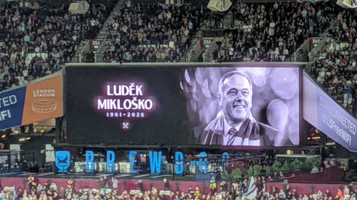 JimBwick's tweet photo. Tributes to Ludek Miklosko @WestHam v #QPR before the @SkyBetChamp match @LondonStadium #RIPLudo 🙏🏻 #WHUFC #EFL #Football https://t.co/9uxEKkcMYC