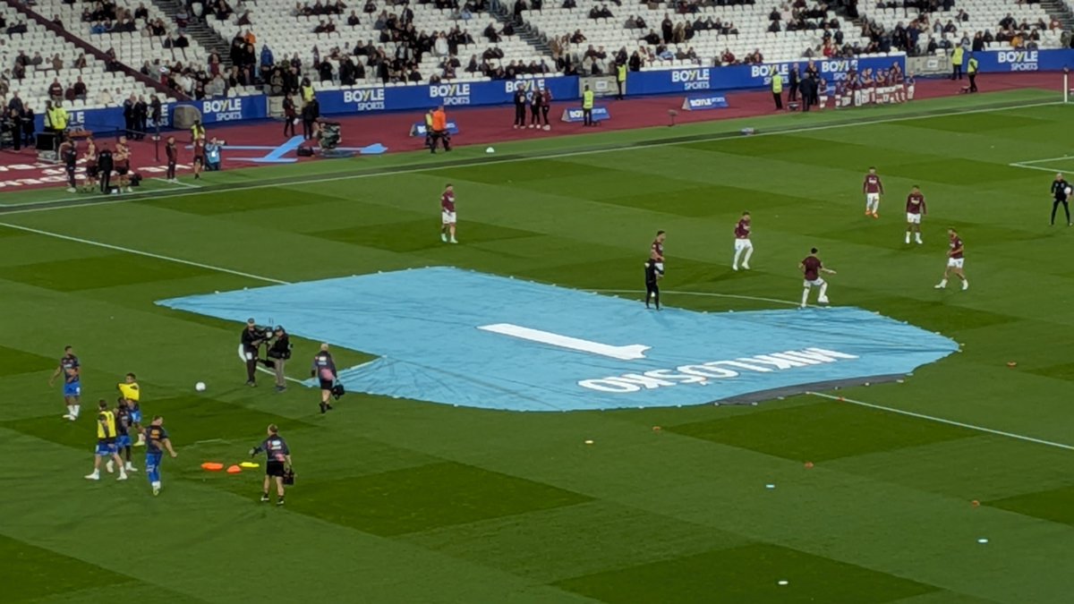 JimBwick's tweet photo. Tributes to Ludek Miklosko @WestHam v #QPR before the @SkyBetChamp match @LondonStadium #RIPLudo 🙏🏻 #WHUFC #EFL #Football https://t.co/9uxEKkcMYC
