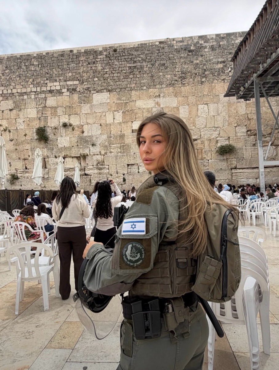 LioraShira's tweet photo. It's an amazing moment to say thank you to the non-Jews who have stood by us, the Jewish people, and Israel since this war began, despite receiving a lot of hate for doing so. We are forever grateful. May God bless every single one of you. We're living in biblical times. https://t.co/xxH58wMA3q