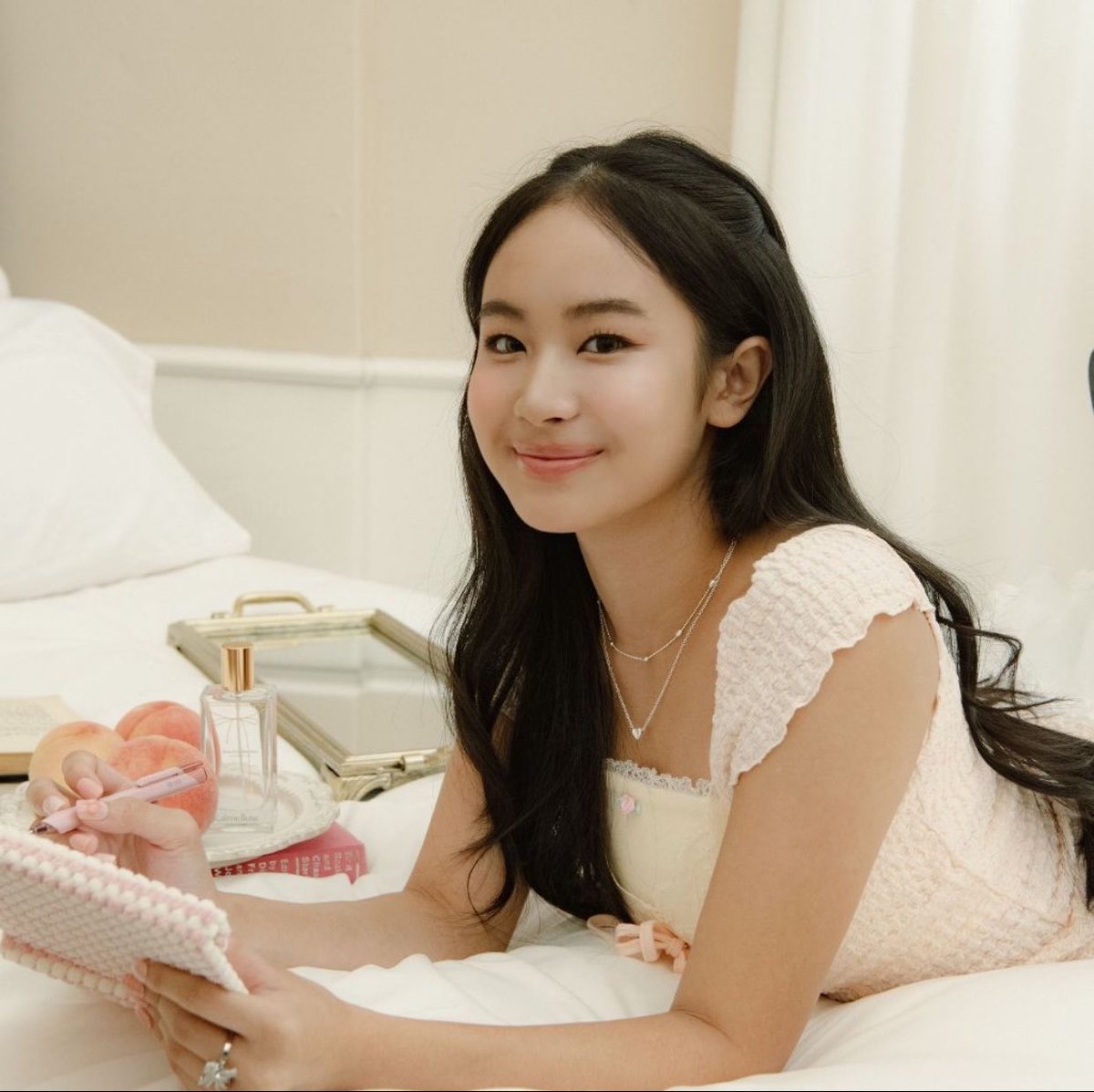 cschmj's tweet photo. her face economy is always thriving 💅🩷

CAPRICE KALMELLOW AMBASSADOR
#CapyetanoNewScent 
#CashmerePeachLaunching https://t.co/p9A7bNdMvl