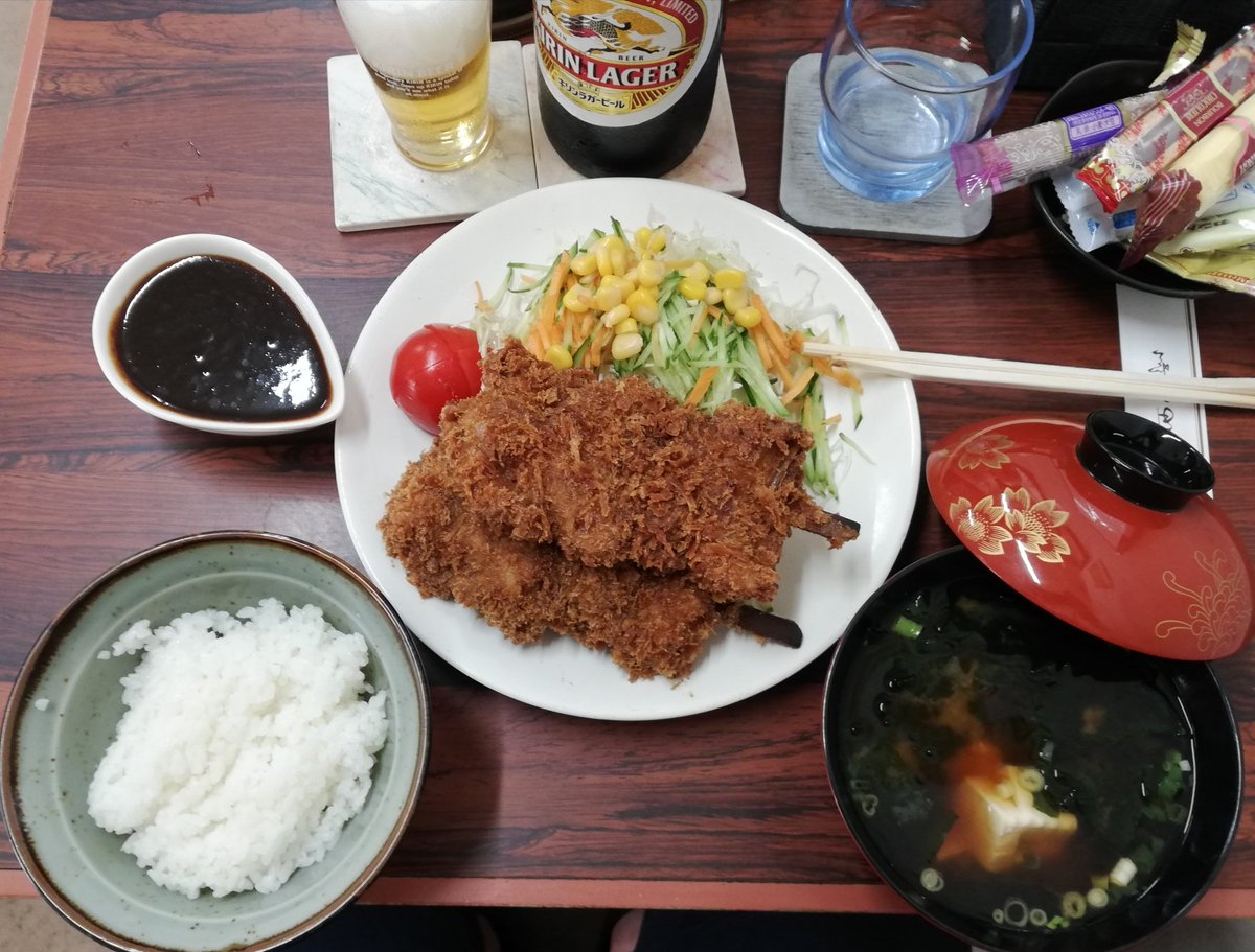 clockeravant's tweet photo. 大ビン650円頼んだら奴とお菓子サービス、串カツ味噌ダレご飯セット1170円でおなかいっぱい。 https://t.co/SQ7IVkehih