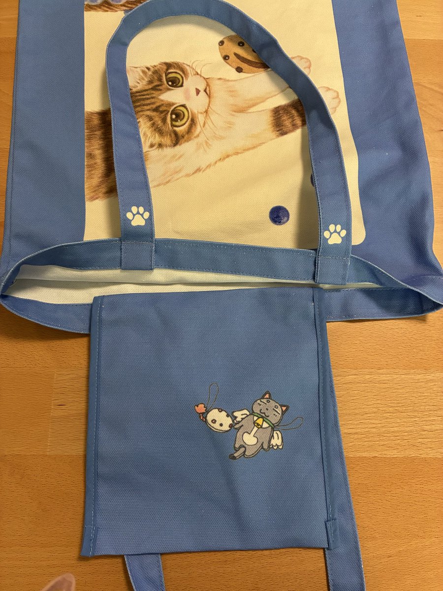 kijitorashippo2's tweet photo. 先程RPした10月11日ニャンフェスで販売の「キジトラ〜」トートバッグのサイズは
タテ約39㎝×ヨコ約33㎝　マチなし

タテはB4ファイルがギリギリ入るか少し出るか…布製なので多少サイズ差があると思います

バッグ後ろは小梅と小雪の後ろ姿です

内ポケットにはパンニャン
裏側にもイラスト付きです https://t.co/Beq0Ej4dZN