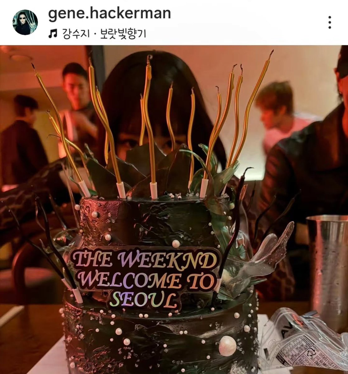 tjruby_'s tweet photo. เค้กที่ The weeknd โพสต์บน IG คือเค้กที่เจนนี่เตรียมไปเป็นของขวัญสำหรับการมาเยือนเกาหลีของสุดสัปดาห์โอปป้า

ร้านเค้ก Tiara Cake โพสต์ว่า “คุณเจนนี่บังเอิญเจอร้านเค้กของเรา เนื่องจากได้รับการติดต่อมาอย่างกะทันหันน่าเสียดายที่เราไม่สามารถทำเค้กให้ตรงกับแบบต้องการได้ทุกอย่าง แต่เราตั้งใจทำอย่างเต็มที่เลยค่ะ ขอบคุณคุณเจนนี่และคุณ The weeknd เรารู้สึกเป็นเกียรติมากค่ะ ❤️”