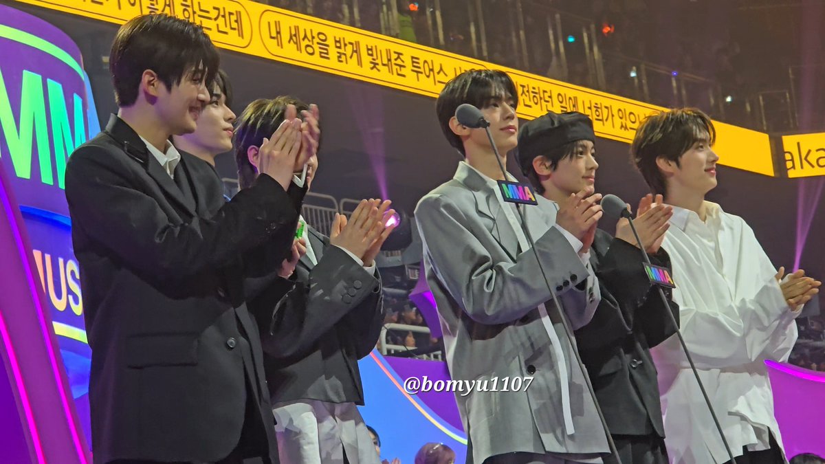 bomyu1107's tweet photo. 데뷔했던 24년도의 투어스 첫 멜뮤도 함께했었는데 어느새 데뷔 3년차가 된 울어스가 얼마나 성장했을지 직접 함께하고 싶어요 ૮ ˃̣̣̥⌓˂̣̣̥ა 💦

무겁게 감기는 눈과 사투를 벌이던 그 때의 모습이 생생하네요..🫠🫧
 투어스 💙 Me 💚멜뮤 26년도 한해 마무리도 함께 해보자구요 ୧꒰•̀ᴗ•́꒱୨ https://t.co/JeQjAObKaU