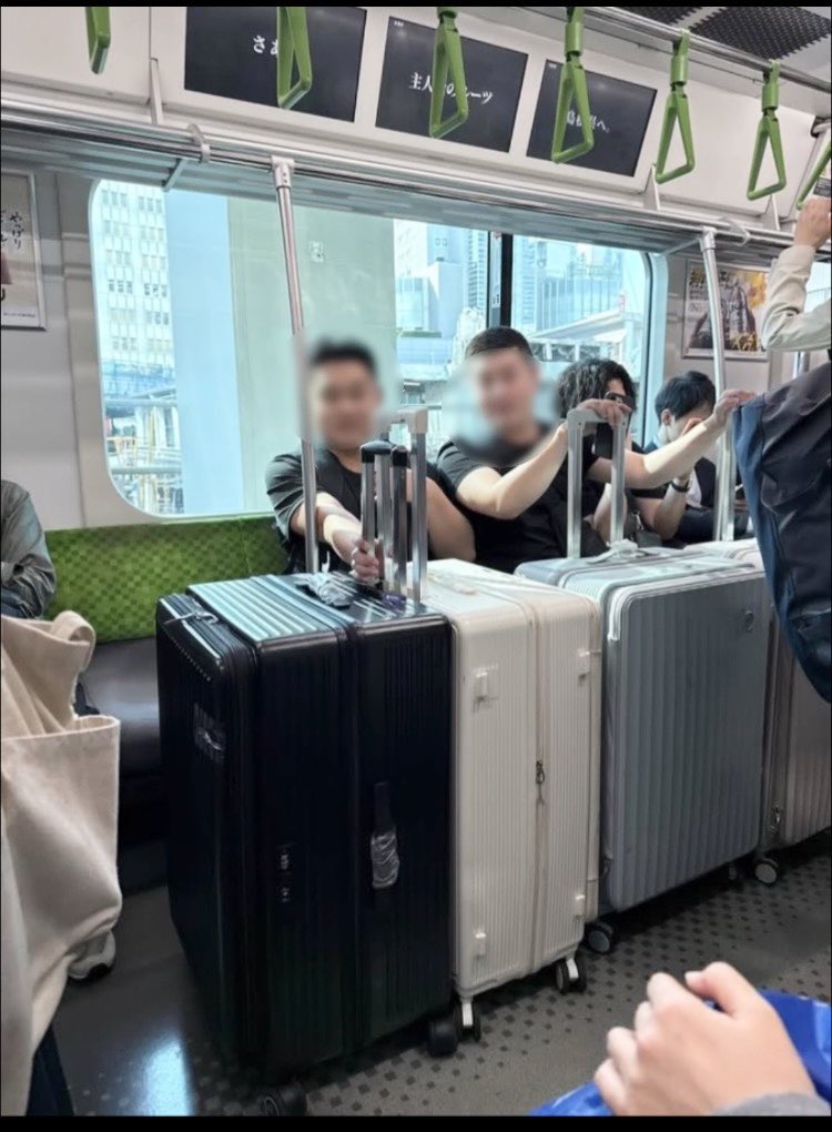 hibikana417's tweet photo. 外国人観光客は迷惑すぎる💦

こんなの誰も乗れないよね❓

私達の日本で普通の生活が
送れないんですよ❓

インバウンドで恩恵受けましたか❓
ただ苦しくなっただけですよね… https://t.co/YlDFyxVzCg