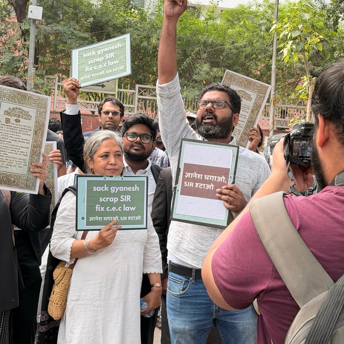 LiveLawIndia's tweet photo. Lawyers' march before being intercepted by the Delhi police https://t.co/WRxVXMVg8F