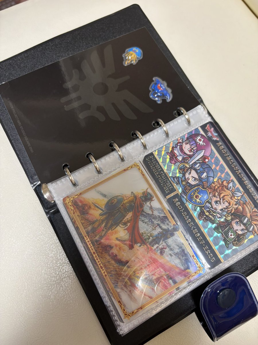 hatisyum8's tweet photo. しまむらのドラクエシール帳、やっぱりA7のリフィルでピッタリでしたよー☺️✨

2面だと、カードめっちゃいい感じに入りました！
1面はポストカードは入らないサイズ感でした。何入れようとthe DIVEのロレやステッカーなど入れといた。
持ち運べるサイ���感なのが良きです😆 https://t.co/vMi8SF1eVt