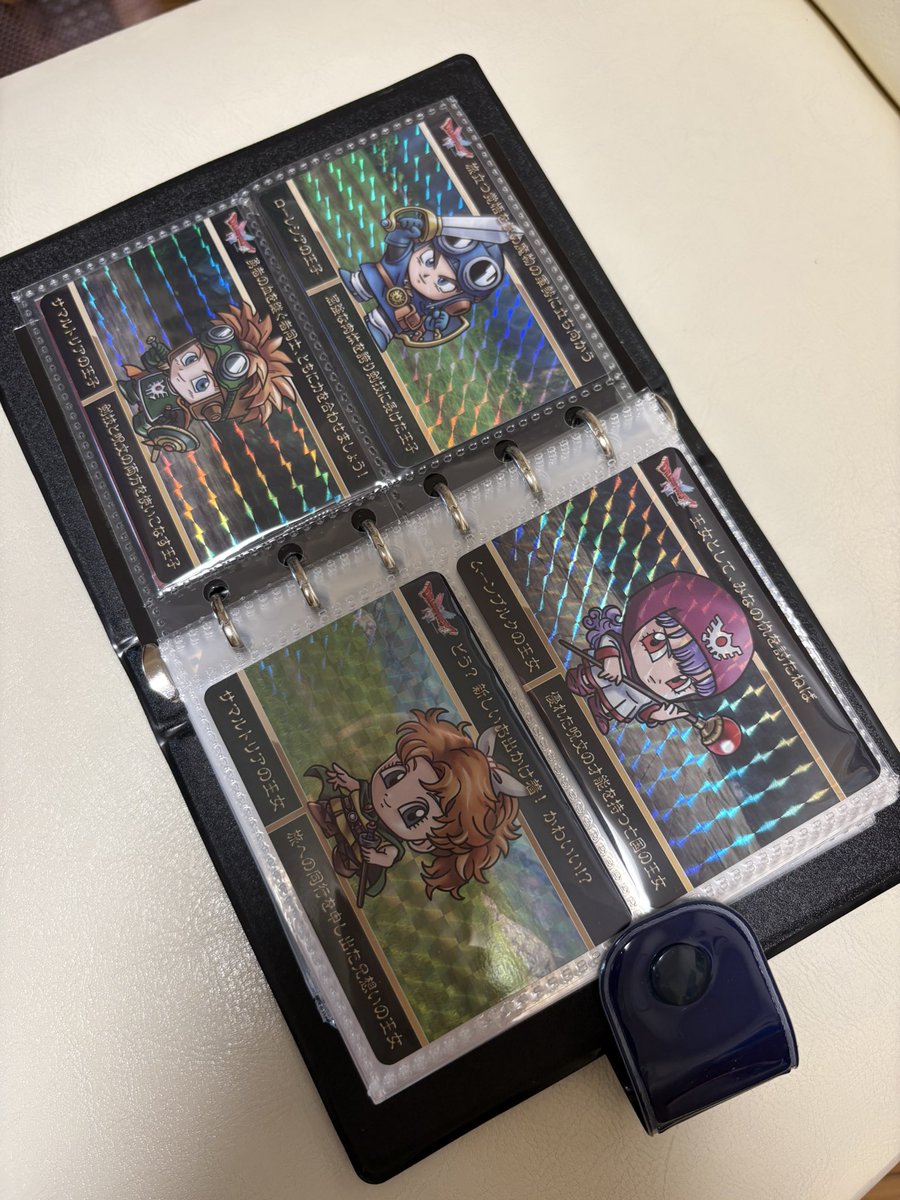 hatisyum8's tweet photo. しまむらのドラクエシール帳、やっぱりA7のリフィルでピッタリでしたよー☺️✨

2面だと、カードめっちゃいい感じに入りました！
1面はポストカードは入らないサイズ感でした。何入れようとthe DIVEのロレやステッカーなど入れといた。
持ち運べるサイ���感なのが良きです😆 https://t.co/vMi8SF1eVt