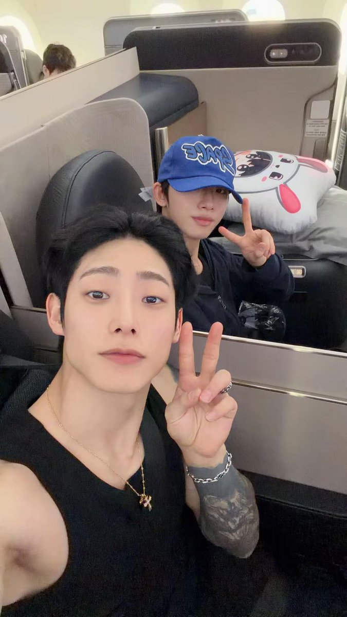 blue_youuu's tweet photo. 혁근이 공지방 투샷들 #혁키 https://t.co/KhhDU1RPnk