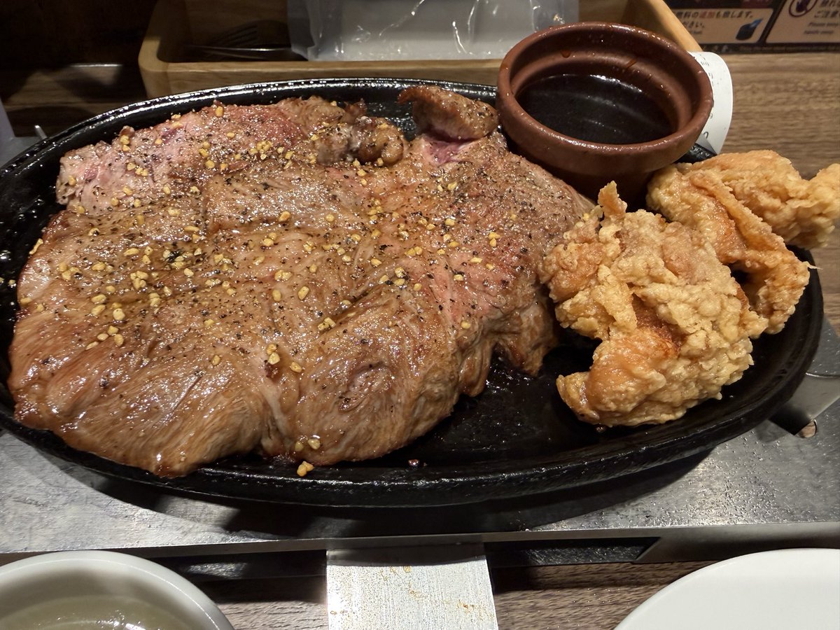 terukuma's tweet photo. #新宿 #STEAKMAX
こんな事言うと店の人に怒られるかもだが
雑に赤身肉が食いたかったらココ

ステーキなんざこう言うのでいいんだよ
と言うアメリカを感じる

好き https://t.co/mRcbO0c3AR
