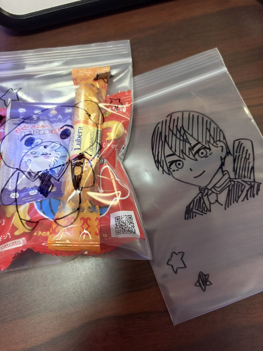 ono1046's tweet photo. 落書きした袋に気持ち程度のお菓子を詰めてくので会ってくれる方に渡させてください͈ᴗ̀ ̫ᴗ́ ͈🌟 https://t.co/SjHbUtHt02