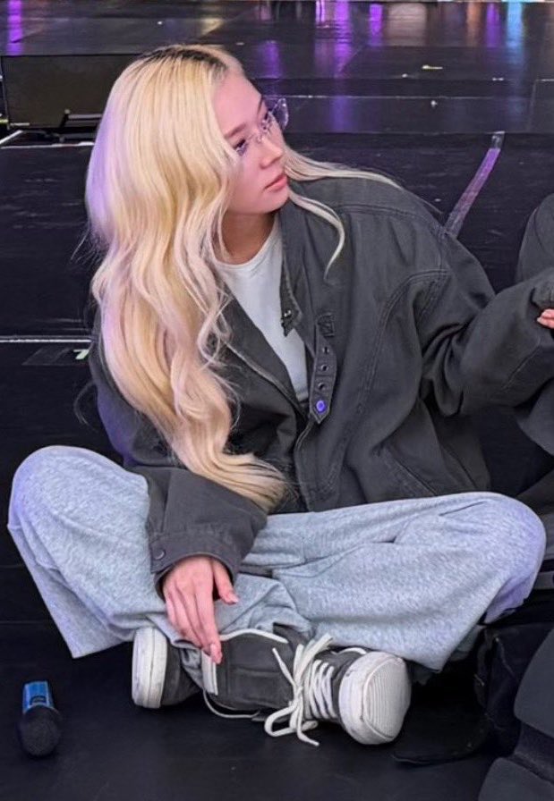 joyminjeong's tweet photo. the glasses with the sweatpants and oversized jacket combo… she’s so fcking attractive 🫠 https://t.co/jivZwJoO3b