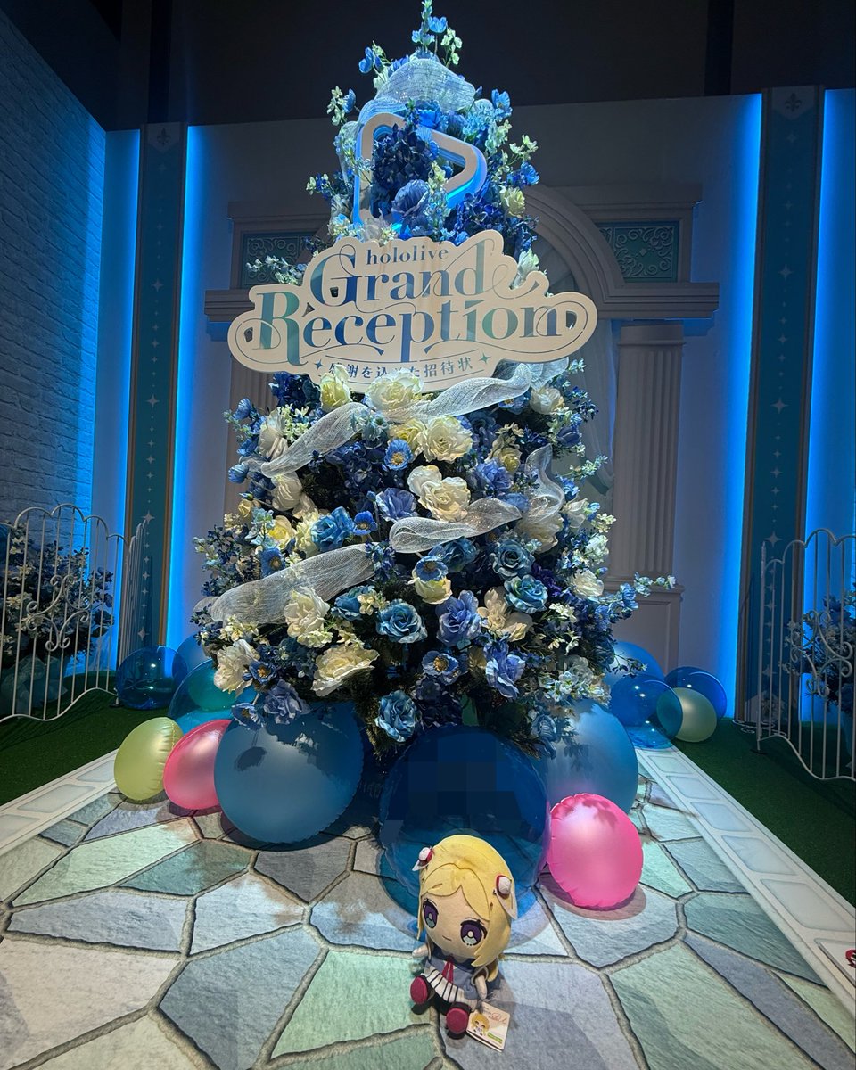akirosenthal's tweet photo. #ホロライブからの招待状 今日から東京会場でOPENだーっ😌✨️
アキロゼも会場にサイン＆メッセージ残してきたので見つけてね！
発見報告待ってるよ👀💕 https://t.co/OTLtfm1GFU