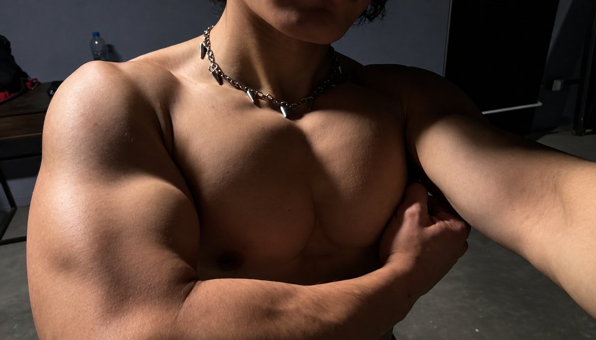 scarsfrightened's tweet photo. fine, heres more biceps for yall since nobody asked

#comboy #esex #nsfwtwt #eboy #dahood https://t.co/TtaYEpoAR3