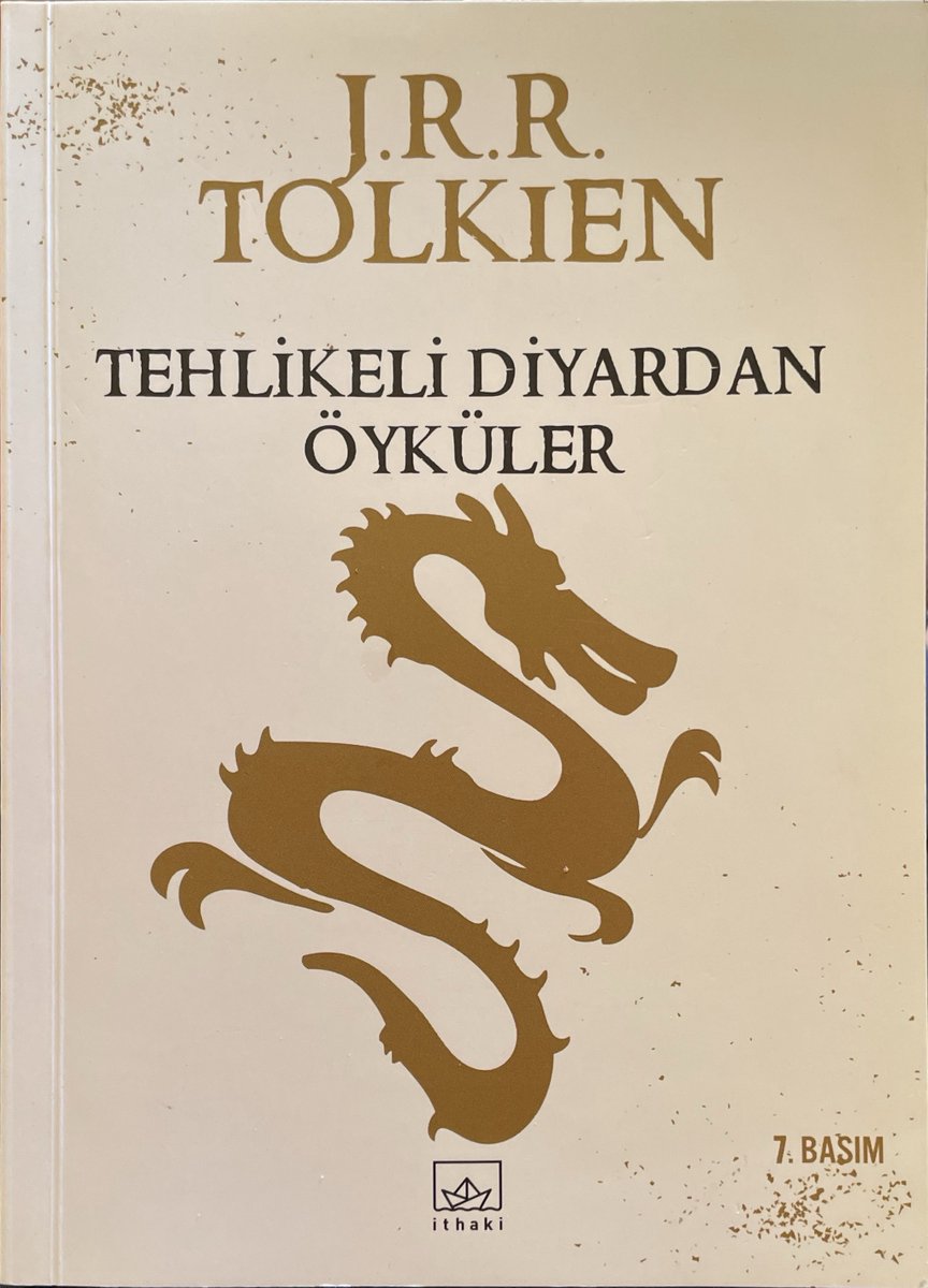 Mmusten's tweet photo. 👍📖🤓 #haftasonu #kitapönerisi 
Ülkenin manyak gündeminden biraz olsun uzaklaşmak için olağanüstü usta yazar #jrrtolkien okuyalım 😇.
Az bilinen öykülerinden ölümünden sonra derlenen #tehlikelidiyardanöyküler #talesfromtheperilousrealm yetişkinler için masallardan ve şiirlerden oluşuyor.
Eşine çok az rastlanan hayal gücünü yine öyküleştirmiş usta.
#yüzüklerinefendisi ve #hobbit okuyanlara (seyredenlere değil) özlem giderme fırsatı sunmuş 🙃.
@ithakiyayinlari 'ndan #niranelçi çevirisiyle tavsiye edilir 📖👍..

#ithakiyayınları #kitap #book #books #booklover #bookstagram #roman #okuduklarım #kütüphanem #mylibrary #reading #readingtime #urla #i̇zmir