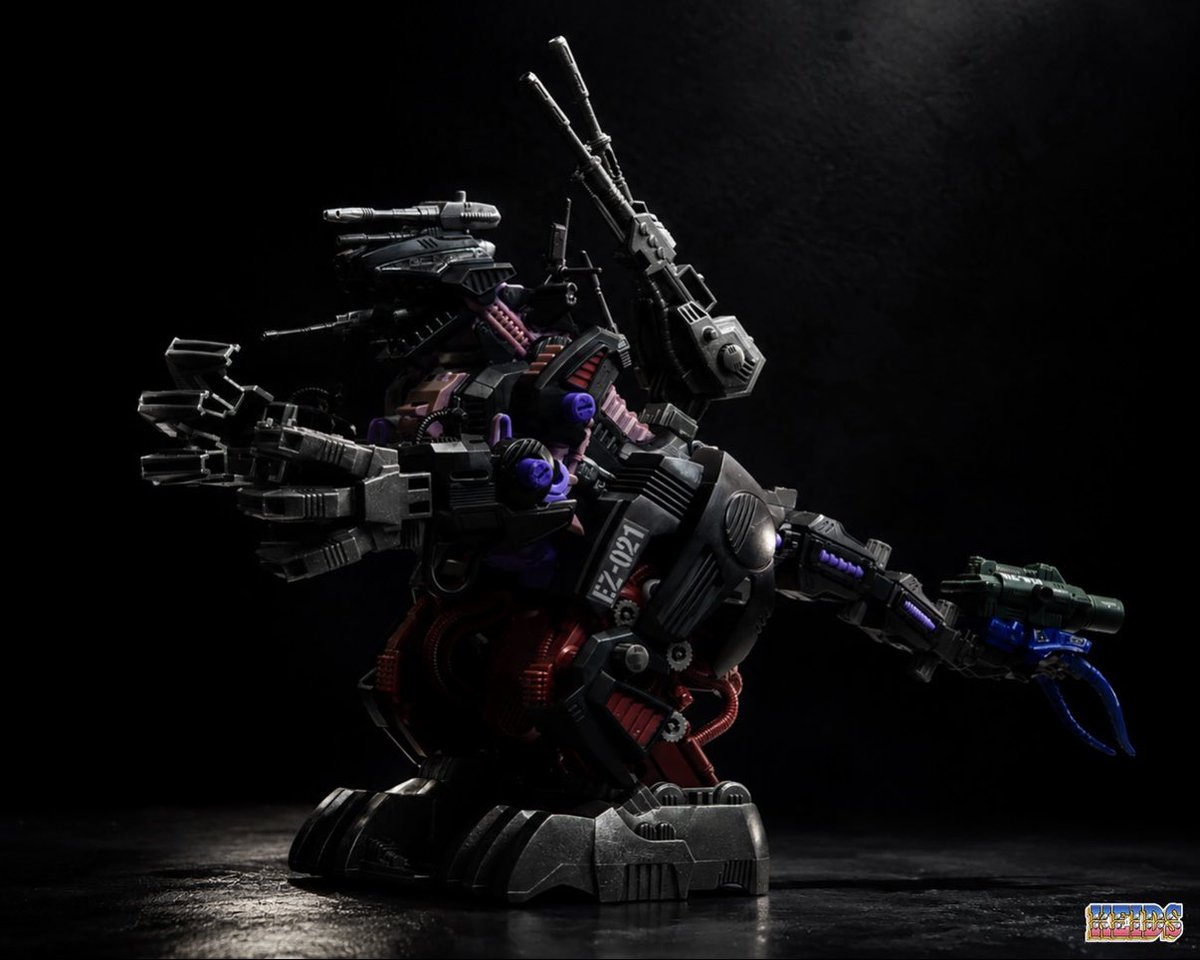 keidszoids's tweet photo. 【ティザー】
かつてない最凶 "破壊獣" 登場!!
※当時の掲載媒体コピーより
工作としては電飾を残すのみ
成形色を生かしての塗装かフル塗装か迷うところだが、紫は褪色してるから塗装必須だな
この機体知ってる方いてる？笑
#ゾイド #ZOIDS #ジェノザウラー https://t.co/QqJMjJBYa8