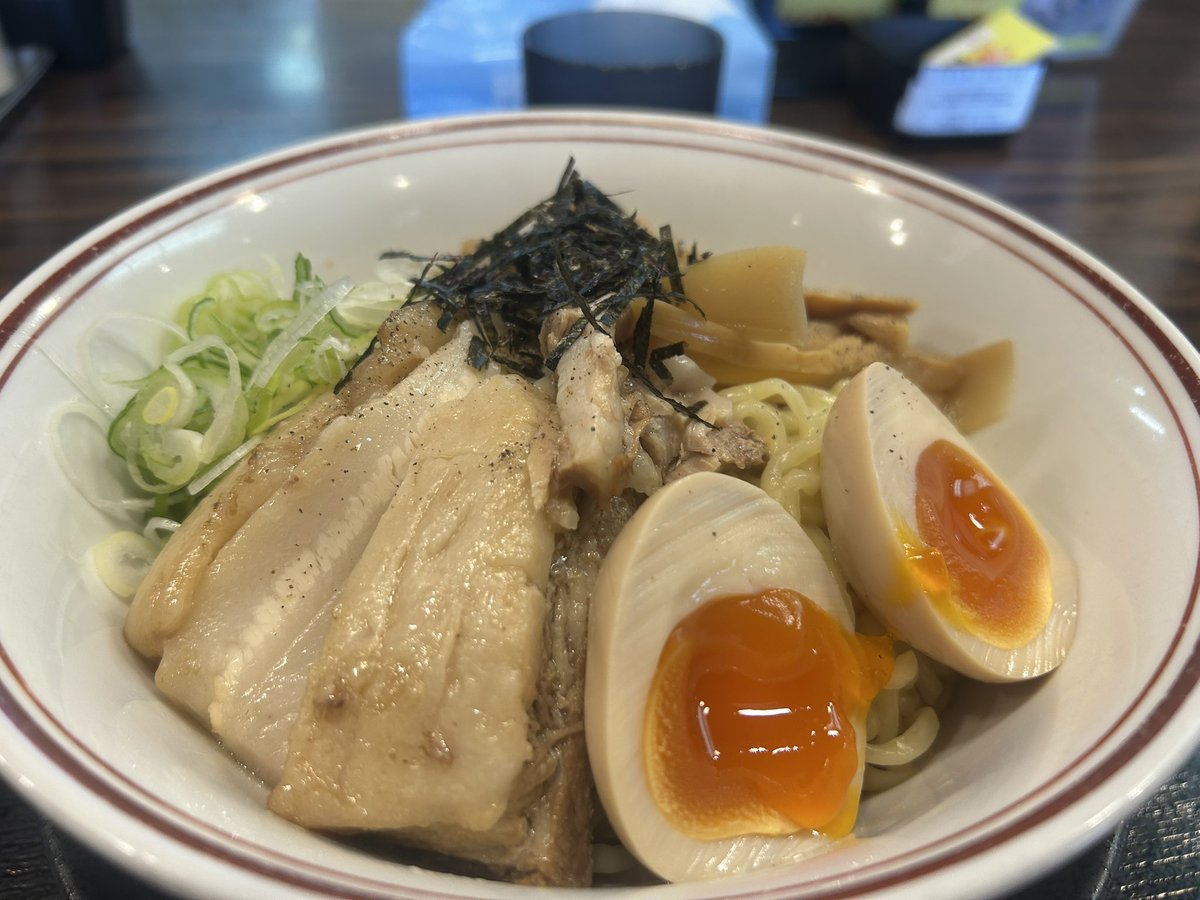 labor221's tweet photo. 多賀城　飛燕でみちのくモダン油そば(肉増し)
隣の東ラボは何回か来てるけど、ここは初めて。月曜日に接客しなくていいので、ニンニク多めに入れちゃいました。ご馳走様でした。 https://t.co/UCznebD46i