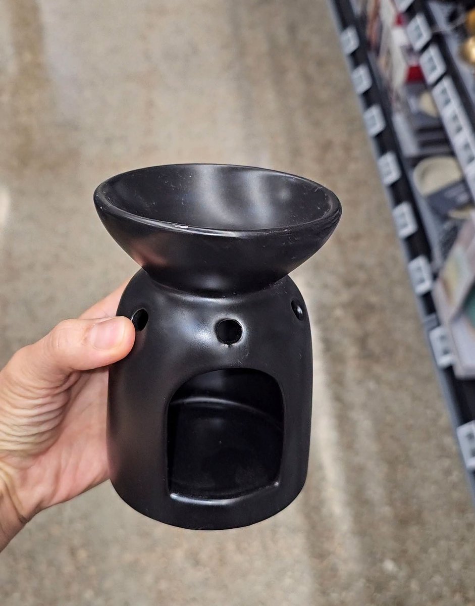 freetheboyyy's tweet photo. I spotted this in the cup and bowl aisle! 👀🤔 Is it actually a cup, or what am I looking at? https://t.co/6YyqFCnhSd