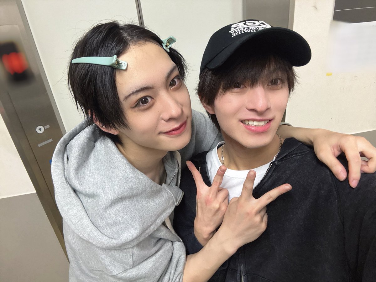 takeuchiyudai's tweet photo. 先日ミュージカル『新テニスの王子様』The Final Stage
観劇させていただきました！！
ひかるくんのリョーマくんを目に焼き付けられて多幸感やばかった！
友哉と僕は神々しさに開いた口がふさがりませんでした、 https://t.co/EIMwl81rm4