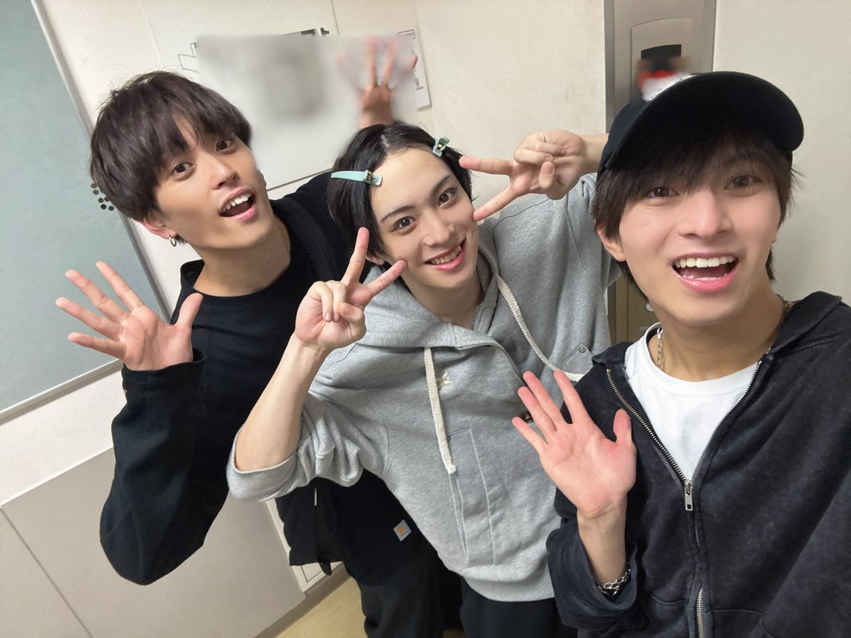 takeuchiyudai's tweet photo. 先日ミュージカル『新テニスの王子様』The Final Stage
観劇させていただきました！！
ひかるくんのリョーマくんを目に焼き付けられて多幸感やばかった！
友哉と僕は神々しさに開いた口がふさがりませんでした、 https://t.co/EIMwl81rm4