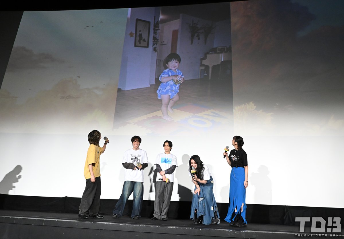 talent_databank's tweet photo. 『我々は宇宙人』大ヒット舞台挨拶

坂東龍汰＆岡山天音、興行収入2億円突破の大ヒットに喜び！

幼少期の写真と共に思い出を語る場面も
坂東「モヒカンで出てきたみたい」
岡山「めっちゃ作り笑い」

▼詳細はこちら
https://t.co/fd8skeD0pb

#我々は宇宙人 #坂東龍汰 #岡山天音 https://t.co/ec77ldvvST