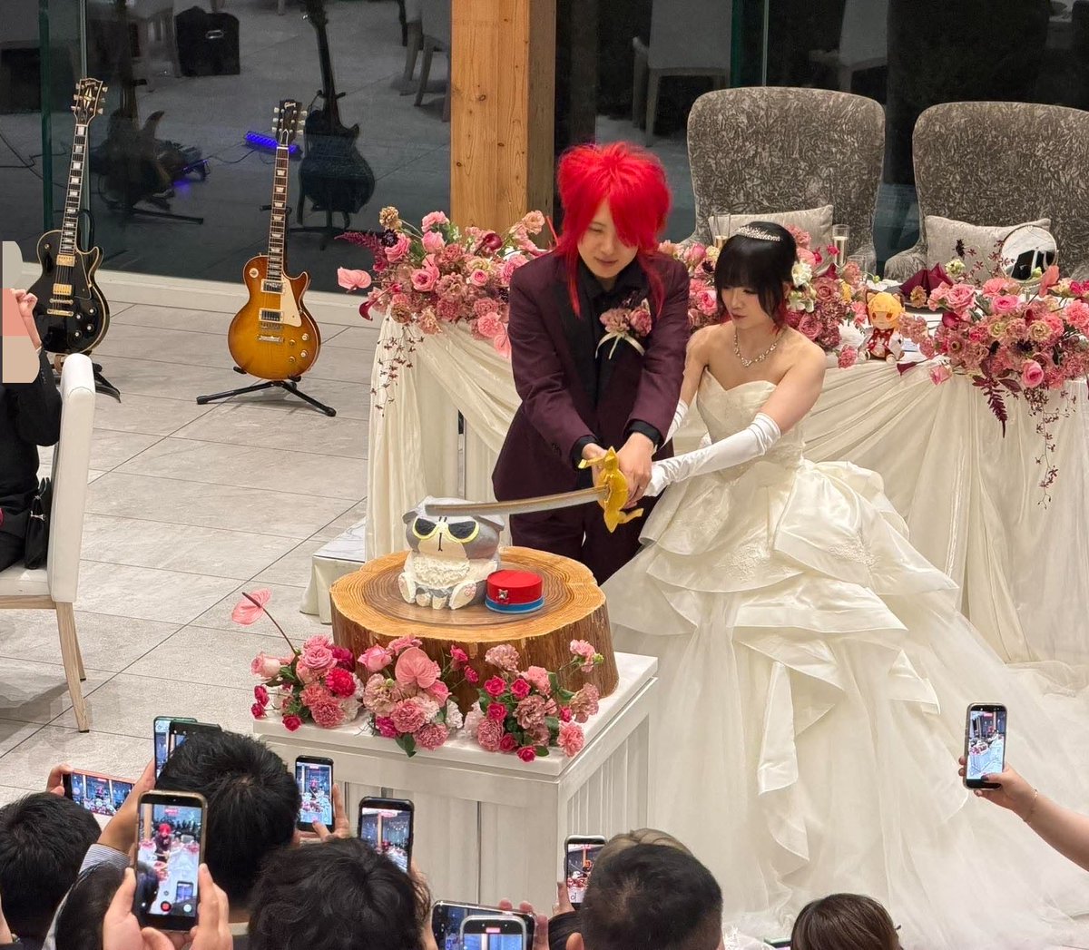 kinoko_shion's tweet photo. 昨日は結婚式に参列していただき本当にありがとうございました😭😭😭

初めて出会った場所はコミケ！前撮りもビッグサイトの前で撮影しました笑

&amp;出会いのきっかけはヴァジラちゃん！ ケーキ入刀はヴァジラの刀で、3着目もヴァジラのコスプレでした🐶
グラブルに感謝🙏コミケに感謝🙏 https://t.co/xe2FaJ2zZJ