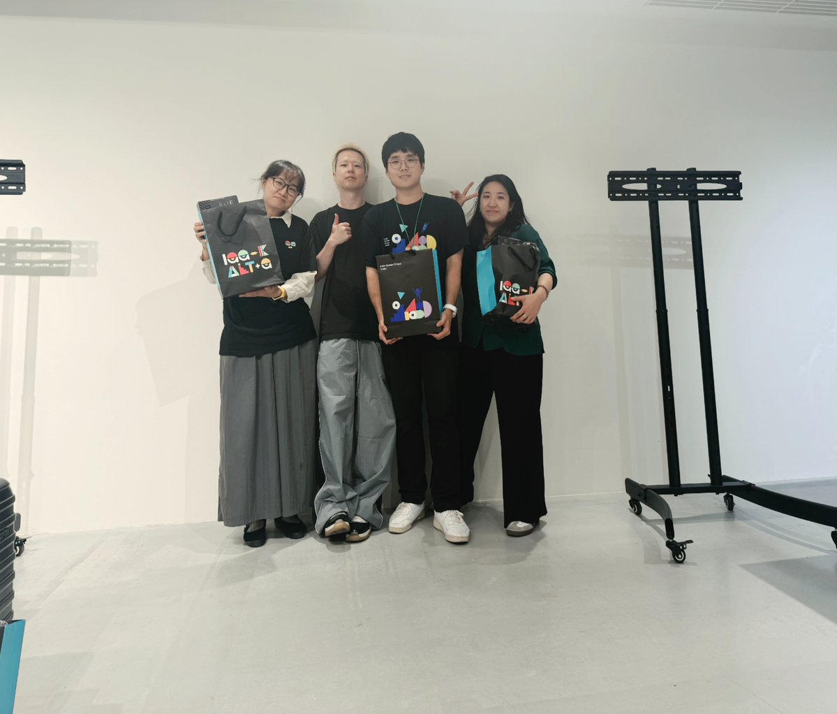 hyeonbungi's tweet photo. 제2회 ALT+G SIX SENSES를 성수 Platz2에서 마쳤습니다.

13개 게임 전시, 웹사이트와 심사 시스템, 현장 투어 슬롯머신까지 몇 달간 준비한 결과를 관객분들과 함께 나눌 수 있어 보람찼습니다.

감사합니다!

https://t.co/ZsuzDLT9Gi

#IGGK #ALTG #인디게임 https://t.co/O6S9pNh6x2