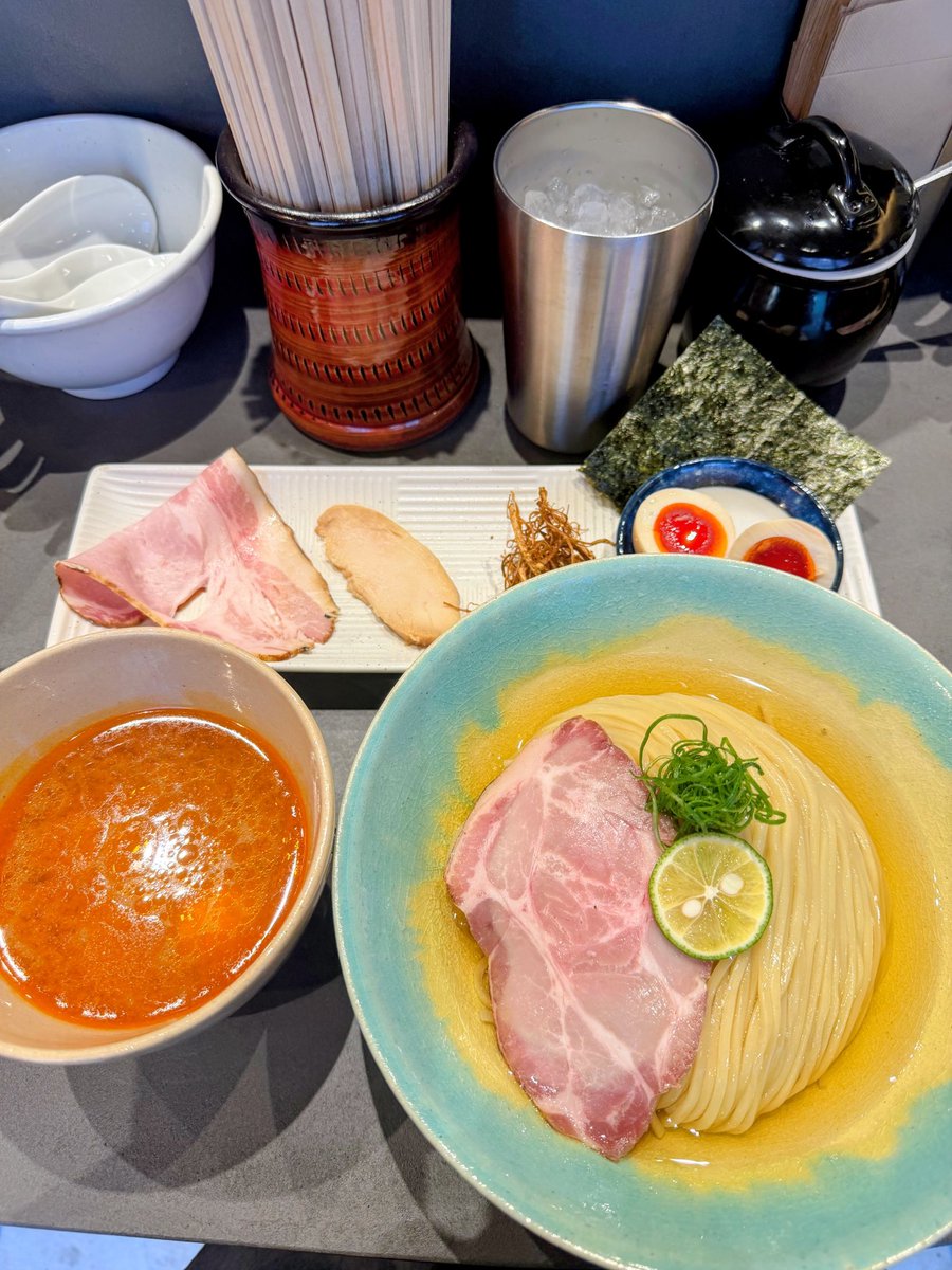 FBhF30xpoDH8TbB's tweet photo. 【Tsukemen Back to Back】武蔵小山

特上スパイシー味噌
崩れ味玉丼

食べてみたかったスパイシー味噌をいただきに。週末でも14時過ぎで並びなし。だいぶ落ち着いたのかな。
昆布水に浸かった麺は圧巻の美味しさ✨
そしてスパイシー味噌は上品な味噌で流石！食べて良かった🫶 https://t.co/XjFI7MGd3Q