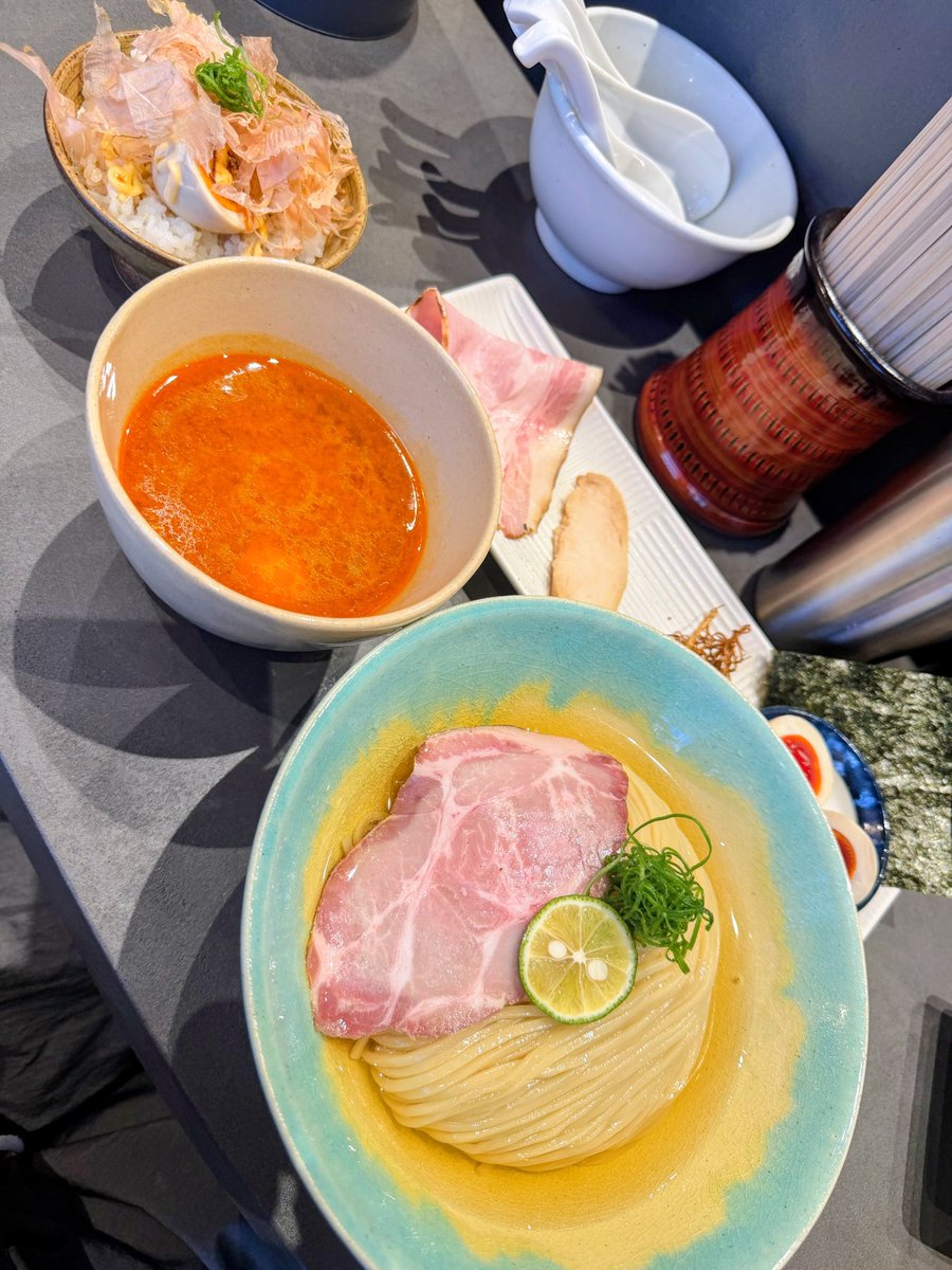FBhF30xpoDH8TbB's tweet photo. 【Tsukemen Back to Back】武蔵小山

特上スパイシー味噌
崩れ味玉丼

食べてみたかったスパイシー味噌をいただきに。週末でも14時過ぎで並びなし。だいぶ落ち着いたのかな。
昆布水に浸かった麺は圧巻の美味しさ✨
そしてスパイシー味噌は上品な味噌で流石！食べて良かった🫶 https://t.co/XjFI7MGd3Q