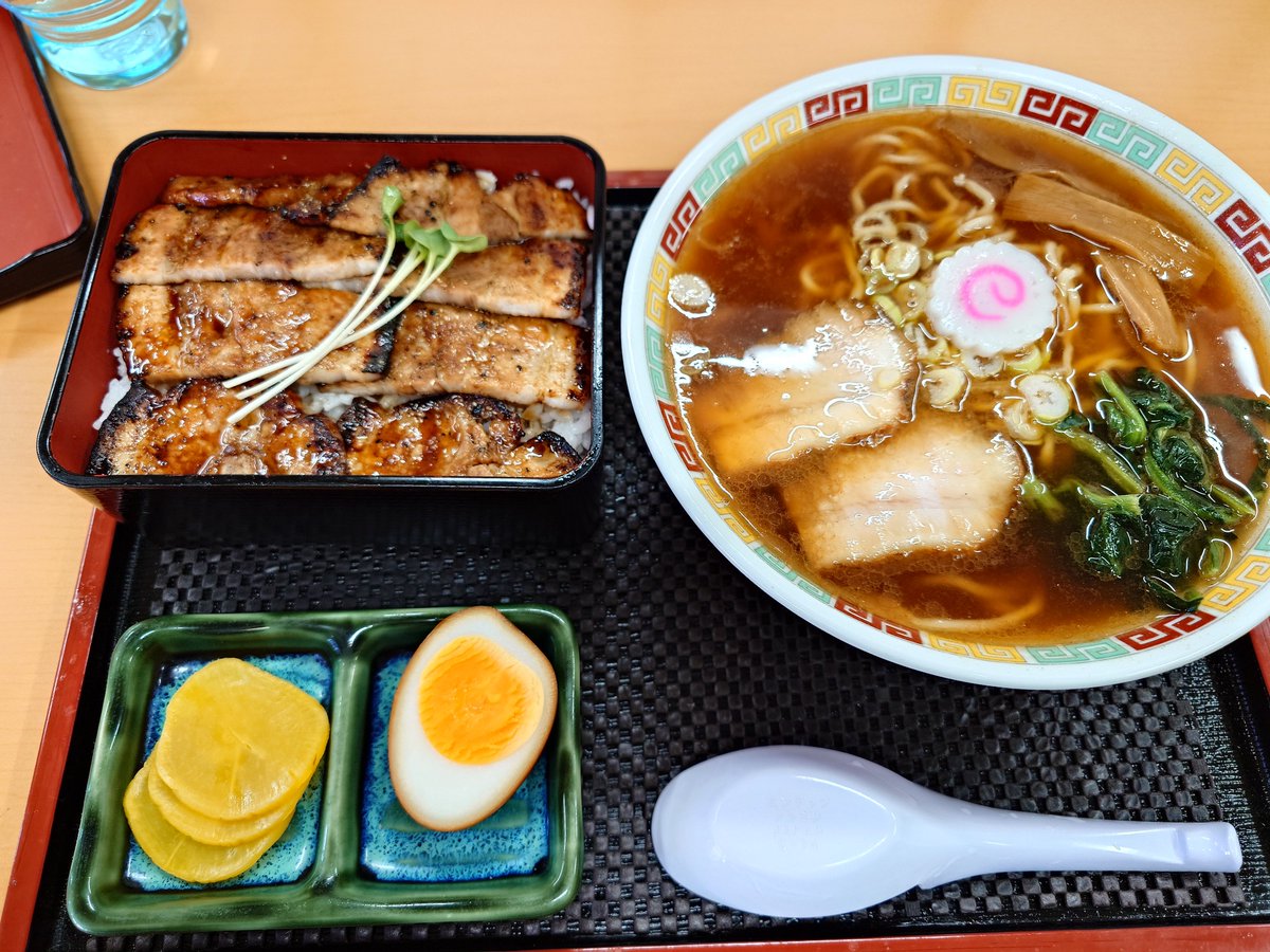 amondo696258's tweet photo. 豚重とラーメン https://t.co/afBZoUsP4r