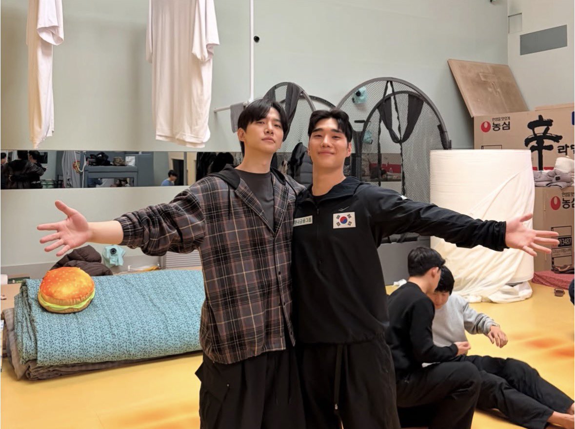 itsmilzYY's tweet photo. #KiansBizarreBnB2 Junho wrote a letter and took selfies with the lugers.🥹 He really bonded with them!! And yet we were robbed of even a min of him luging. Where was our full circle moment!? 😭

🐧To Gipyo,
Gipyo, you’re so manly and dependable.

Contrary to my first impression of you, you’re actually quite funny. Sometimes, your slightly crazy side reminds me of myself, which made me feel even closer to you and made our time together even more fun.

I hope all the dreams we talked about while living together come true. 🤍

And 4 years from now, I hope you’ll invite me to your dream stage, having become an even cooler, more confident version of yourself. 

I had such a great time!! I won’t forget it.

From Junho, who shares your MBTI

-Lee Junho