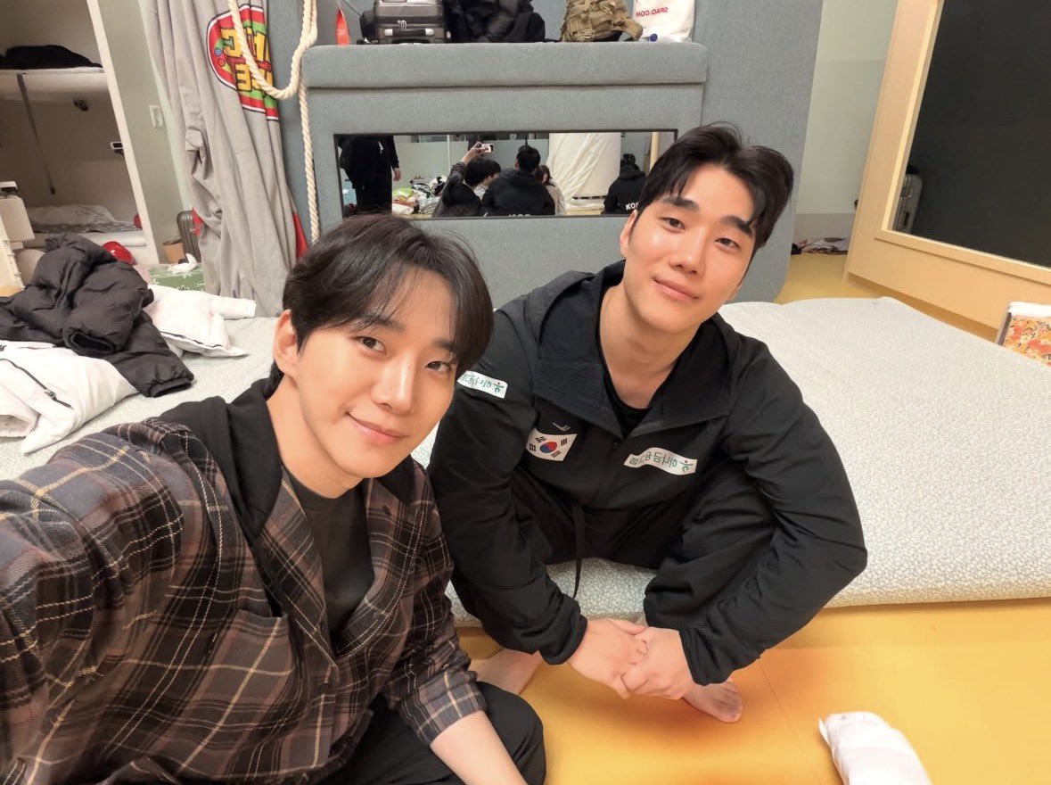 itsmilzYY's tweet photo. #KiansBizarreBnB2 Junho wrote a letter and took selfies with the lugers.🥹 He really bonded with them!! And yet we were robbed of even a min of him luging. Where was our full circle moment!? 😭

🐧To Gipyo,
Gipyo, you’re so manly and dependable.

Contrary to my first impression of you, you’re actually quite funny. Sometimes, your slightly crazy side reminds me of myself, which made me feel even closer to you and made our time together even more fun.

I hope all the dreams we talked about while living together come true. 🤍

And 4 years from now, I hope you’ll invite me to your dream stage, having become an even cooler, more confident version of yourself. 

I had such a great time!! I won’t forget it.

From Junho, who shares your MBTI

-Lee Junho