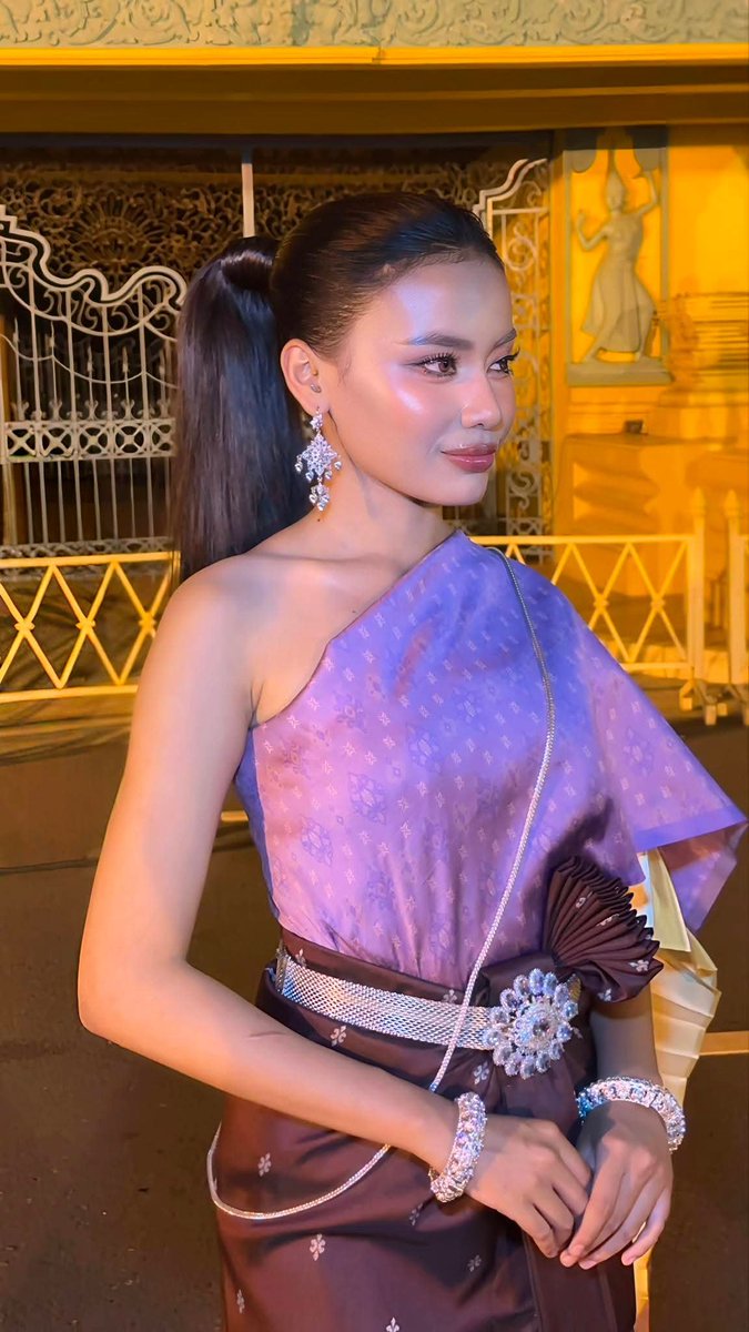 RakVirakOffical's tweet photo. Lim Laura Miss Teen Universe Cambodia 2026 with her Khmer traditional dress 🇰🇭🇰🇭 #cambodia #limlaura #missteenuniversecambodia2026 #khmertraditionalattire #chutsbaikhmer #khmerdress #khmerculture #ឈុតស្បៃខ្មែរ https://t.co/2FxpCFunWa