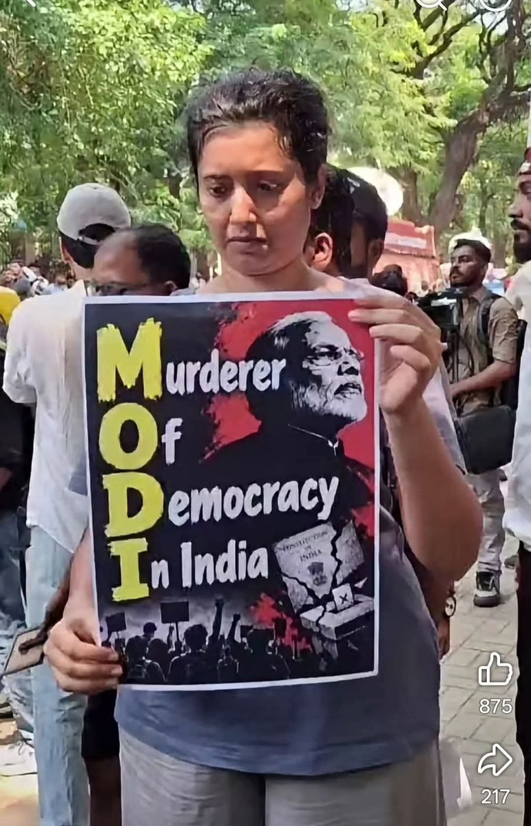 varunnarayanan1's tweet photo. Because the youth of India are protesting, the 'Vishwa Guru'—that '56-inch' titan—has halted trains and metro services.
Despite right-wingers claiming that no one would turn up to protest,their leader himself is so afraid that he has shut everything down.

#RealTerroristModiShah https://t.co/hoMr02DDpQ