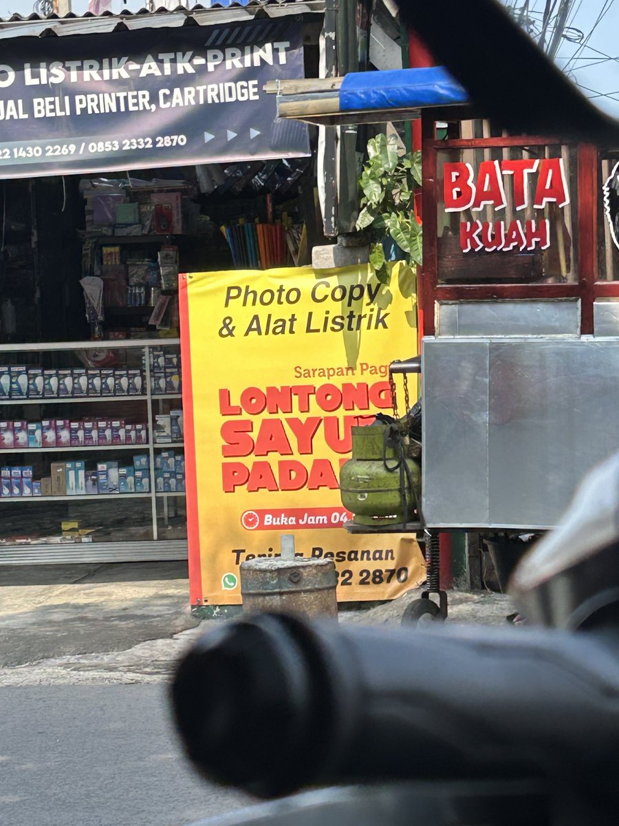 c4hya_'s tweet photo. @Wavyupsy Yg sebelah nya potokopian tapi jual lontong sayur https://t.co/u6jY1Ajhez