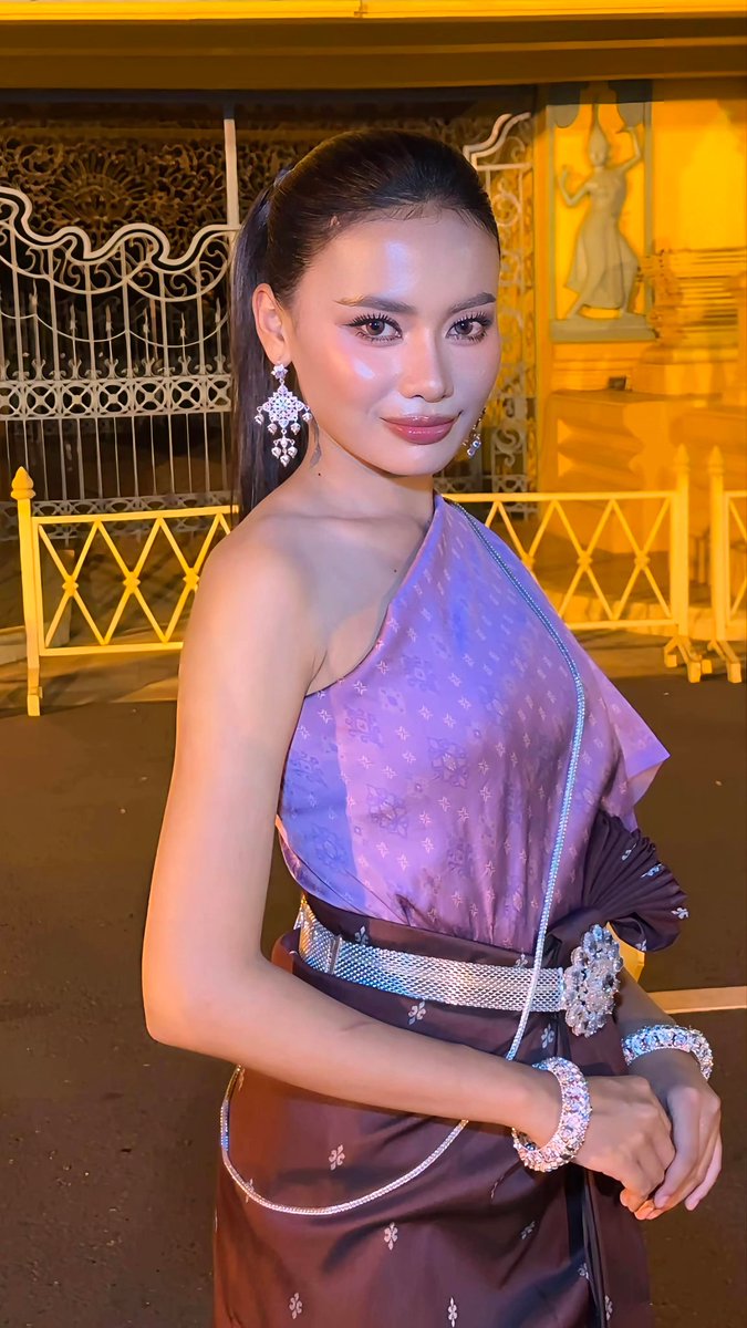 RakVirakOffical's tweet photo. Lim Laura Miss Teen Universe Cambodia 2026 with her Khmer traditional dress 🇰🇭🇰🇭 #cambodia #limlaura #missteenuniversecambodia2026 #khmertraditionalattire #chutsbaikhmer #khmerdress #khmerculture #ឈុតស្បៃខ្មែរ https://t.co/2FxpCFunWa