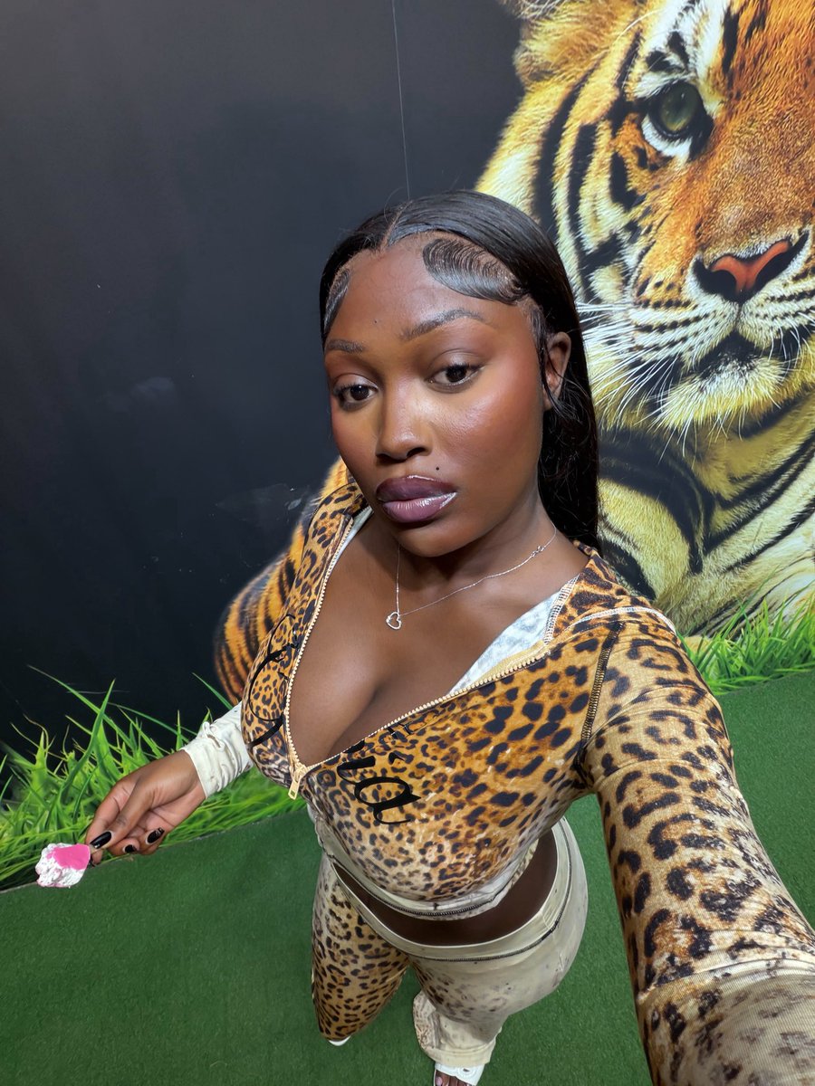 good7uckcharm's tweet photo. just touched a tiger https://t.co/U4tfsErgI6