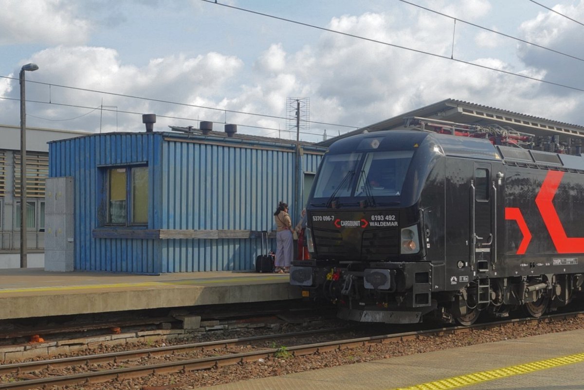 kuusoneko86959's tweet photo. Every single time I mention this locomotive anywhere it seems to appear out of thin air. Major stalker vibes??? And mind you there aren't as many vectrons here as there are in the rest of the Europe. 

#vectron https://t.co/Cd6jlQf2LL