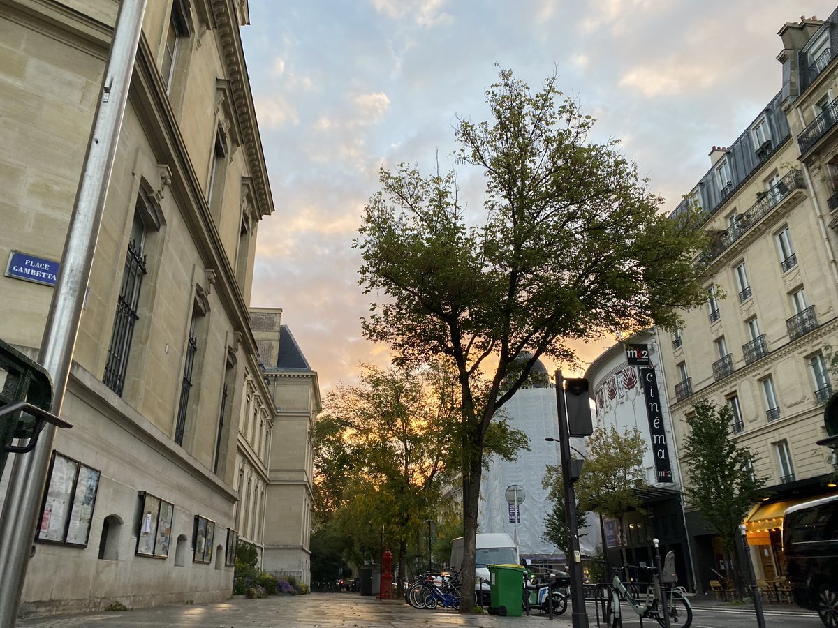 MORIBOND2's tweet photo. Cinnamon, pumpkin, angry rebellious youth, apples, chunky brown knit sweaters, college de pneumo, my leather jacket and everything orange!! Paris is wrapped in a cloak of gold and crimson stitched from a thousand fallen leaves and zaki nassif is still alive https://t.co/W4kUmH1sGA