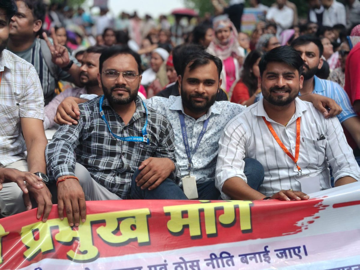 PR1792's tweet photo. वातानुकूलित कमरों में बैठे मंत्री #UPCHOs की जमीनी हकीकत भूल गए हैं!
अब सड़क पर संग्राम होगा। हमारी शर्तें साफ हैं:
• परमानेंट करो
• ₹4800 ग्रेड पे दो
• PBI को सैलरी का हिस्सा बनाओ
युवाओं को बेवकूफ बनाना बंद करो!
#CHOreglarCaddre #UPCHO
@myogiadityanath @brajeshpathakup @nhm https://t.co/nzMJgNoxIi