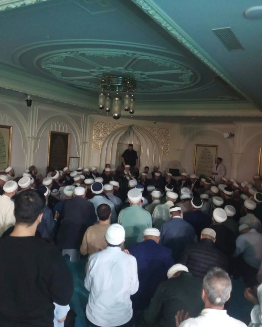 mozsimseklerr's tweet photo. HAYDER Kültür Merkezi’nde Cuma Namazı vesilesiyle İbrâhîm Efendi Üstadımız, Cübbeli Ahmet Hocamız ve birçok ihvan kardeşimizle bir araya gelindi.
Hatm-i şerîf yapıldı, dualar edildi. 
Rabbim yapılan duların kabulünün eserini en yakın zamanda görmek nasip eylesin https://t.co/O9N9CEfxRW