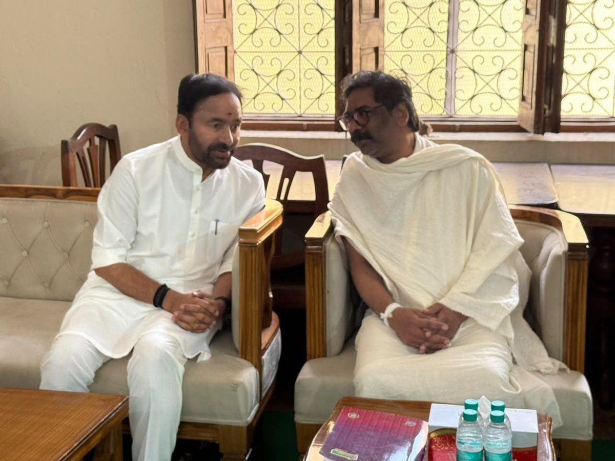 kishanreddybjp's tweet photo. Visited Hon’ble Chief Minister of Jharkhand, Shri Hemant Soren Ji at his residence in Nemra Village, Rangaraj Dist. in Jharkhand and offered floral tributes to his mother Smt. Rupi Soren Ji, who passed away recently.

Expressed my condolences to the family and prayed for the sadgati of the departed soul.

Om Shanti 🙏

@HemantSorenJMM