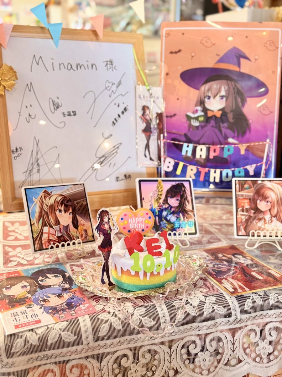 minamin_retro's tweet photo. 玉造アートボックスでは期間限定で､3箇所の  #玉造彗 ちゃんお祝いコーナーが出現中🎉
🪭mame cafe
@mamecafeshimane 
🪭TOTONOL
@TuneTotonol 
🪭Minamin*とmeguri.

特典はないんですが🤣
どの店舗も心を込めてセッティングしました🫶
全部見つけて､心のスタンプ押して下さいね🌈
 #温泉むすめ https://t.co/zt5Mt0GZ9N