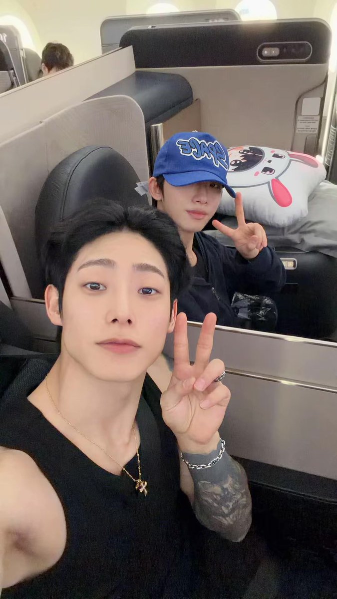 otaku0574's tweet photo. 行きと帰りでリンクコーデしてるのかな🥺

#혁근 #키리 #혁근키리 #혁키 https://t.co/ewEIbrrDsL