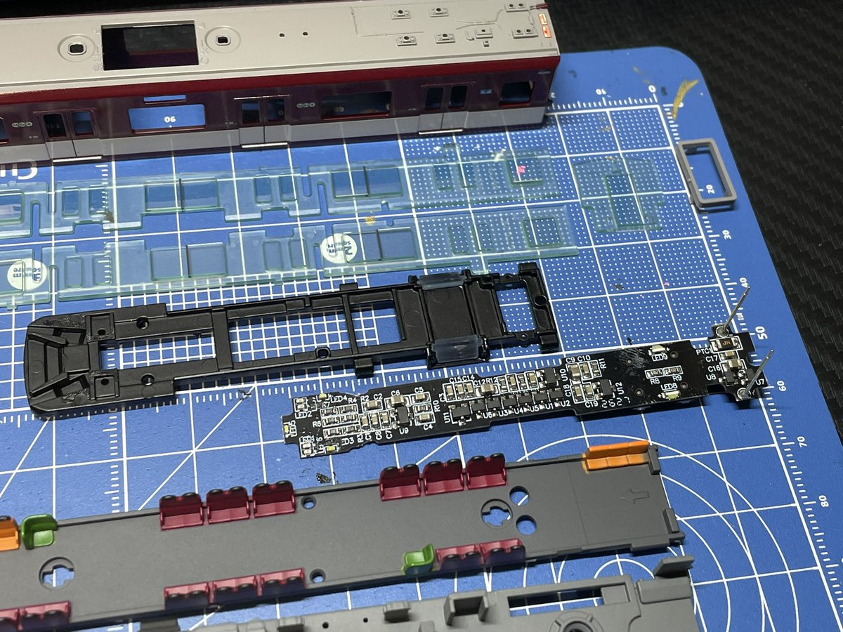 longtourer's tweet photo. ポポンデッタの近鉄8A系、新規車種・久々のポポンデッタ製という事で、構造学習のため、代表して8A403を分解。
大部分ははめ込み式だが、ライトケースの上下接合部・乗務員室仕切り・別パーツの床下機器・スカートベースとスカート本体等、一部接着式になっている点は要注意か。 https://t.co/UXIgyVDi3Z