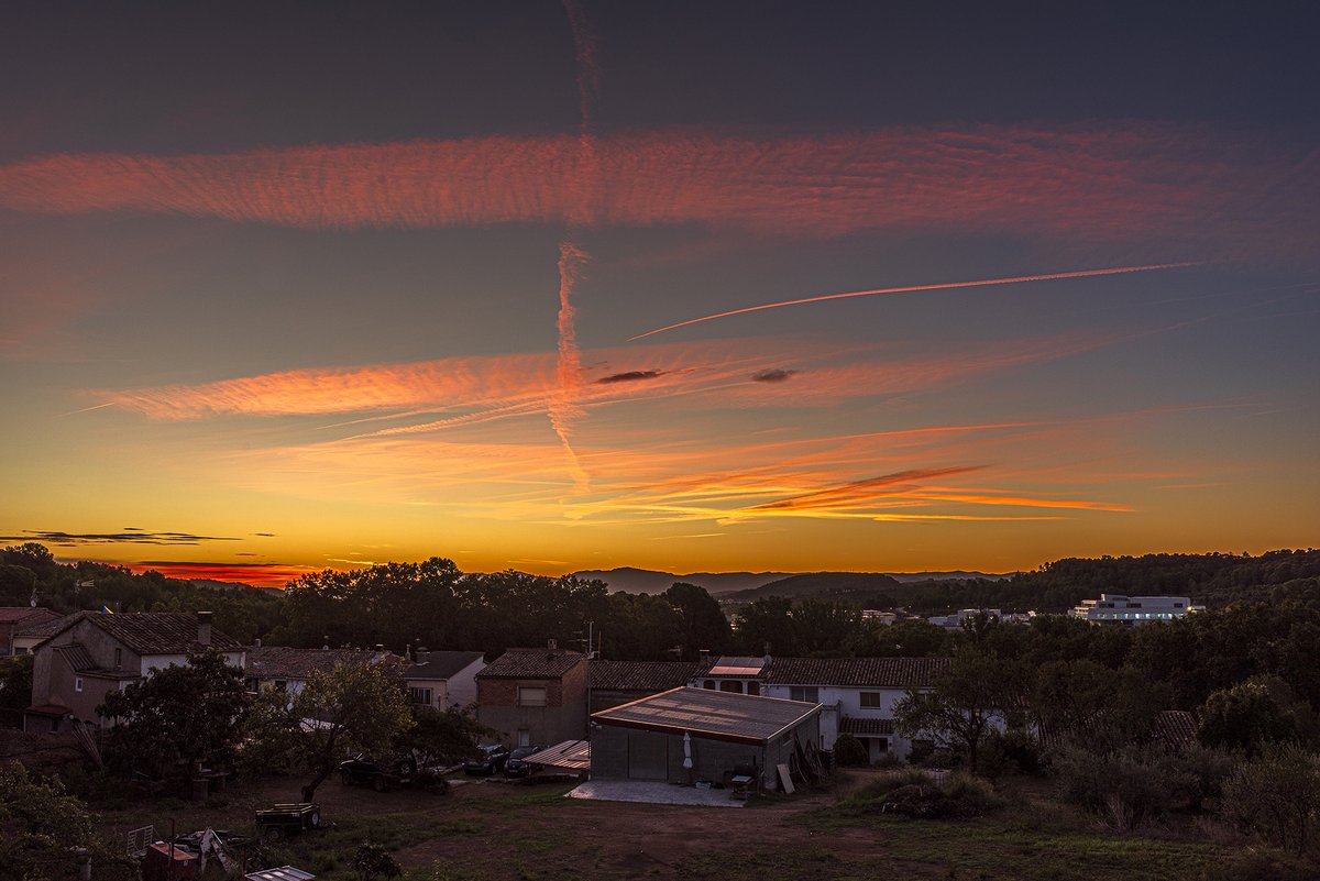 santquintimeteo's tweet photo. Bon dia, #albada rogenca avui amb el pas de núvols alts i esteles d'avió, mínima de 9.1º. @Vakapiupiuu @3CatInfoelTemps @meteorac1 @meteocat @alcantara_alb @btveltemps @SoniaPapell @SergiLoras @Meteomaxima @IsaacVila9 https://t.co/ImZxTkvRpM