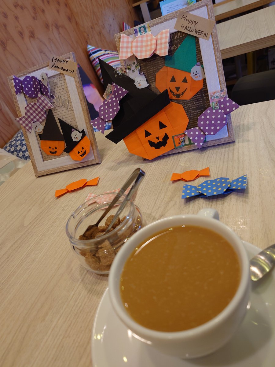 hogehonge's tweet photo. きょうは おりがみ を したよー。
ハロウィン だから
かぼちゃ🎃 と リボン🎀。 https://t.co/E4oROJOj6B