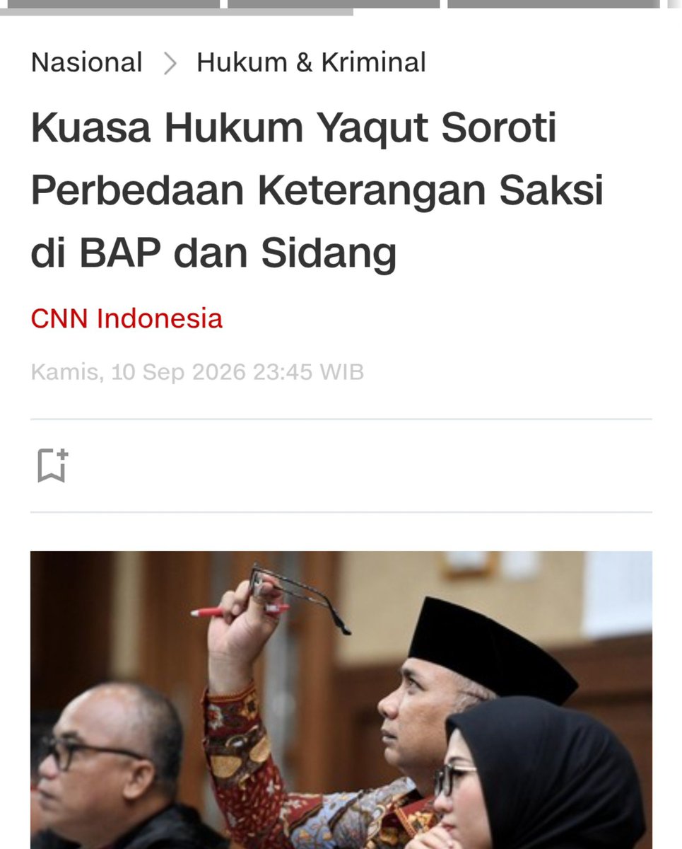 Heraloebss's tweet photo. Kasus Dugaan Korupsi Kuota Haji: Fakta Sidang vs Asumsi Publik!

Dari rangkaian persidangan dugaan korupsi kuota haji hingga 8 Oktober 2026, sejumlah fakta patut dicermati secara objektif tanpa terburu-buru menyimpulkan.

Pada 17 September, Rizky Fisa Abadi menyatakan tidak pernah menyerahkan uang kepada Gus Yaqut. Sejumlah saksi lain juga memperlihatkan perbedaan antara keterangan dalam BAP dan kesaksian di persidangan. Sidang 8 Oktober justru kembali mengangkat isu pengajuan kuota tambahan dan dugaan manipulasi kuota petugas haji.

Sejauh fakta yang terungkap, aliran dana kepada Gus Yaqut belum dapat dianggap terbukti hanya berdasarkan tuduhan atau keterangan yang dibantah. Namun, menyimpulkan seluruh dakwaan sekadar rumor juga prematur. Semua harus menunggu pengujian alat bukti oleh majelis hakim.

Wajar jika banyak yang  mempertanyakan konsistensi penegakan hukum, termasuk mengapa pihak-pihak yang disebut menerima atau menyalurkan uang masih berstatus saksi. Status saksi saja tidak otomatis membuktikan mereka bersalah.

Pada akhirnya, yang harus diuji adalah bukti aliran uang, keterlibatan setiap pihak, dan pertanggungjawaban hukumnya, bukan asumsi, framing, atau opini sepihak.