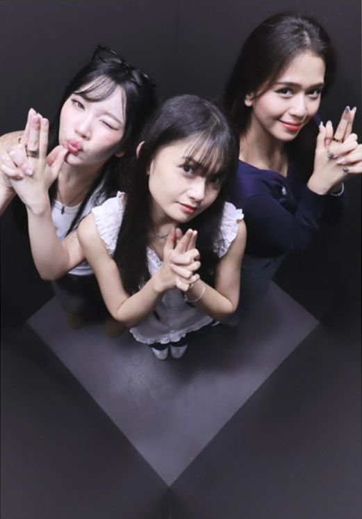 P_Lukas04's tweet photo. ~~ Sesi Seno ~~
 ~ by : @L_MarshaJKT48 ~

✓ Intro 1  : 

Bulan lalu banyak alasanku
Maaf tak bisa perform karena aku lagi syuting
Kali ini setengah jalan
Berkat doamu aku bisa syuting ini
Dan bulan ini
Ku bisa perform
Bareng sama gen sembilan
Tapi anehnya
Hanya Atin yg kulihat
Oh ternyata
Kau yang gak ikut Seno

✓ Reff 1 (tahun depan) : 

Ku bertemu genku di 
show percin
Tak ada kamu
Hanya Atin dan diriku ...
Mana ocehan tuk adik adikmu
Jarak ini terlalu jauh
Kalau rindu aku tak mampu
Soal iklas ternyata aku masih amatir
Gengsi menyelimutiku
Manusia ini ... Kehilanganmu ... 

✓ Intro 2 (tahun depan) :

Sesi Seno yg slalu kubenci ...
Aneh rasanya kau tak disini ...
Susunan blockingnya tak sama lagi
1 ... 2 ... 3 
Ini nyata ... Kau telah pergi?

✓ Reff 2 akhir (tahun depan) : 

Ku perform lagi di show percin
Tak ada kamu ...
Hanya Atin dan diriku ... @I_KathrinaJKT48

Mana ocehan ke adik adikmu ...
Jarak ini terlalu jauh
Kalau rindu aku tak mampu
Sesal hatiku tak sempat setim sama kamu
Harusnya kubisikkan kata nego setim ke JOT itu ...
Soal iklas ternyata aku masih amatir ...
Masih sangat amatir ...
Gengsi menyelimutiku ...
KAMI ini mencintaimu ... 
@C_IndahJKT48

~~ End 🥹🥹 ~~